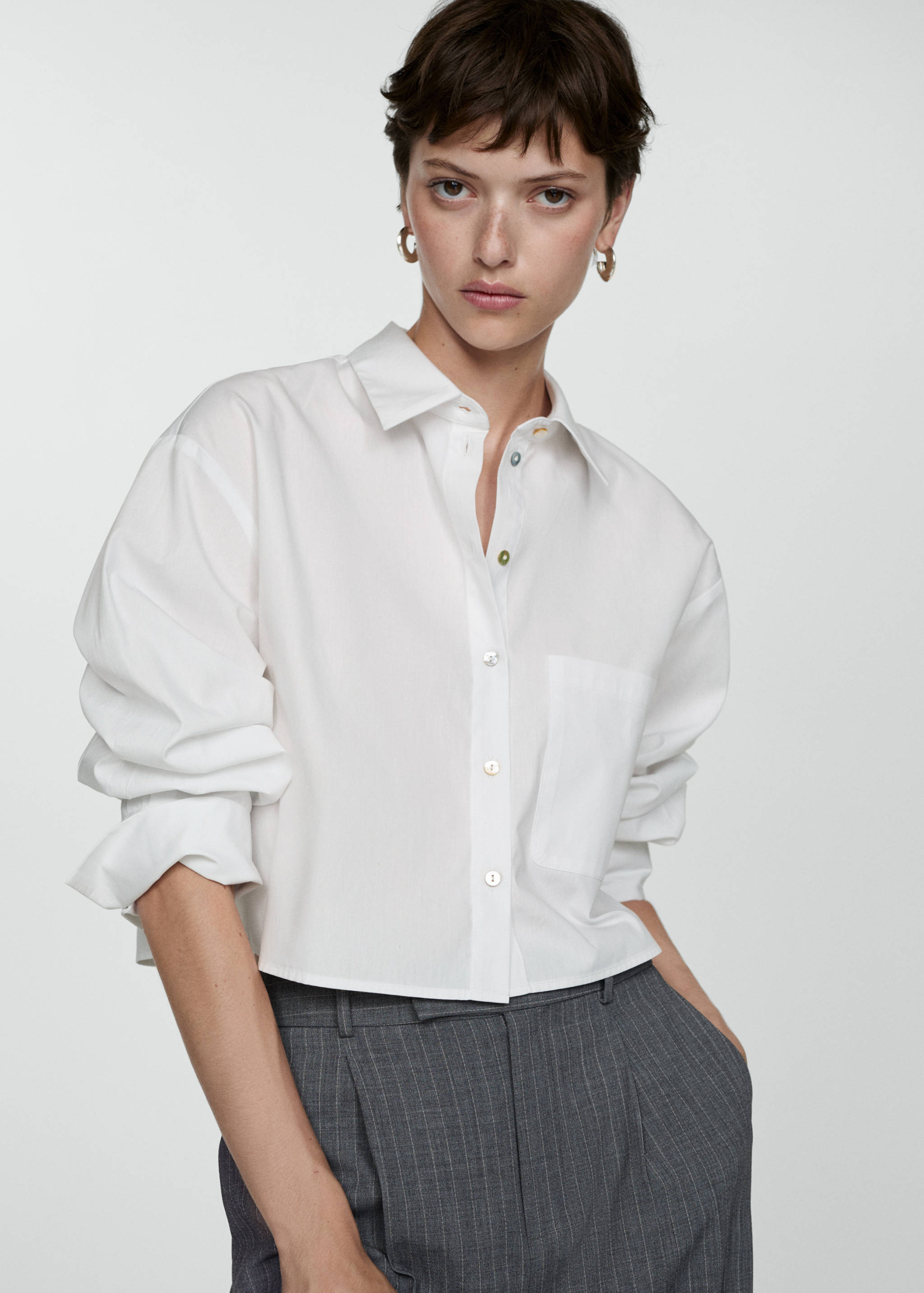 Camisa cropped com bolso - Plano médio