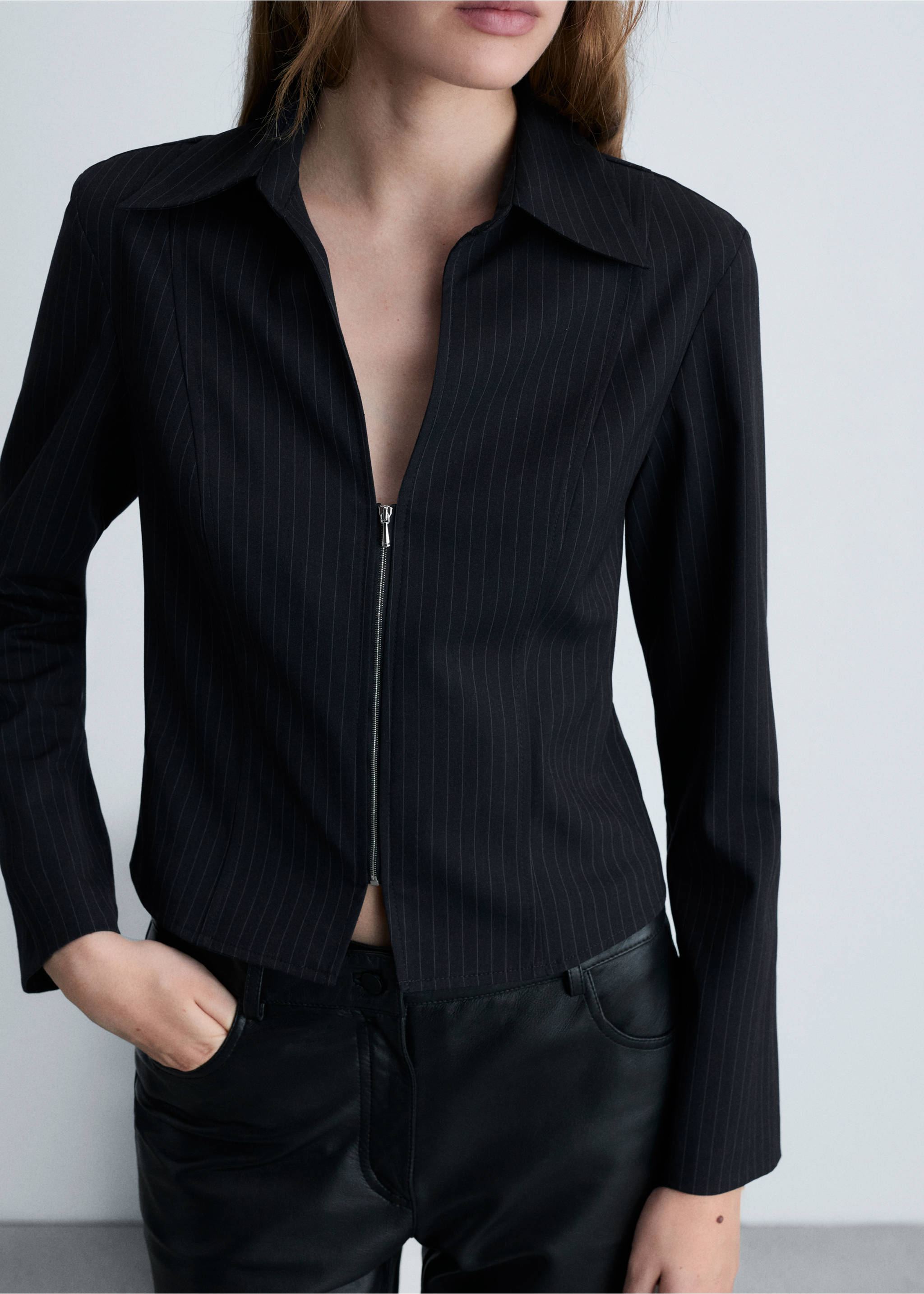 Pinstripe shirt with zip - Details of the article 6, Navy. Ref: 77004030-00.