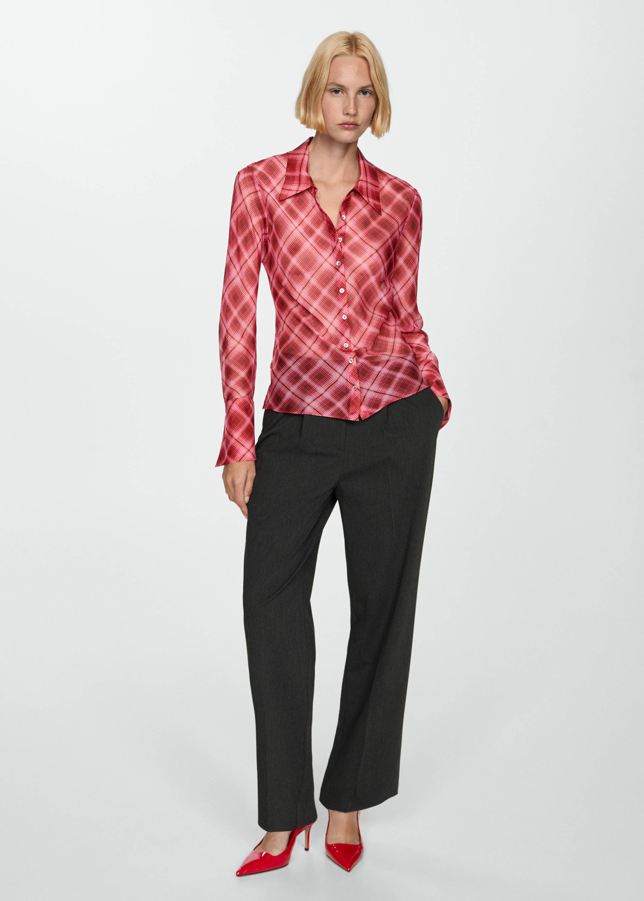 Cămașă cu imprimeu în carouri - Plan general