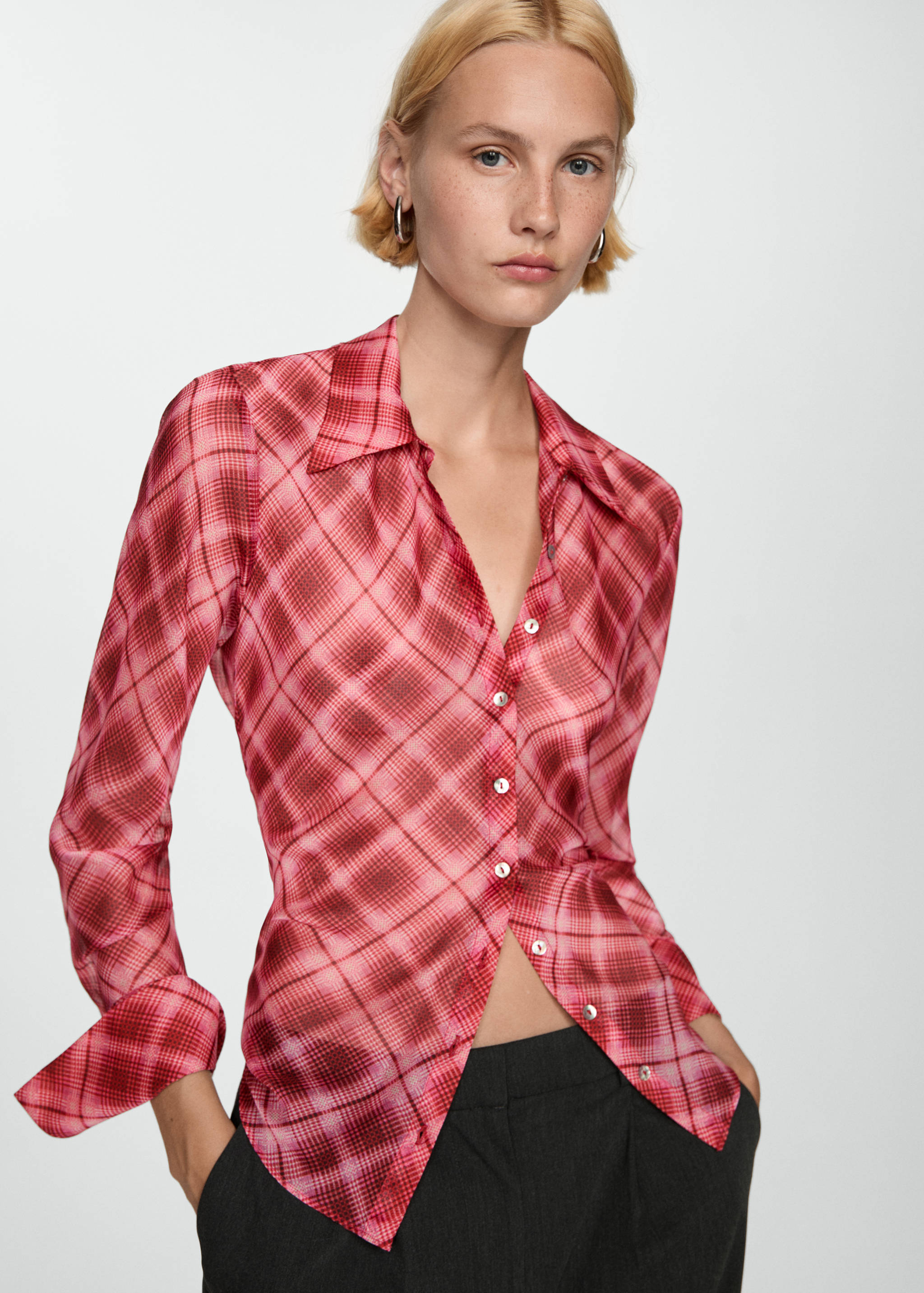 Cămașă cu imprimeu în carouri - Plan mediu