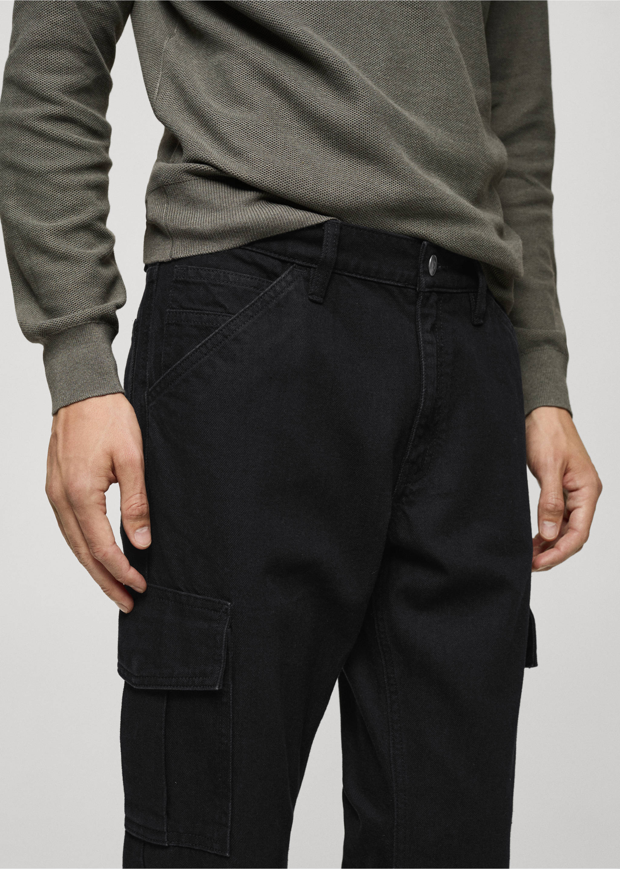 Straight-fit cargo jeans - Details of the article 1, Black denim. Ref: 77004446-00.