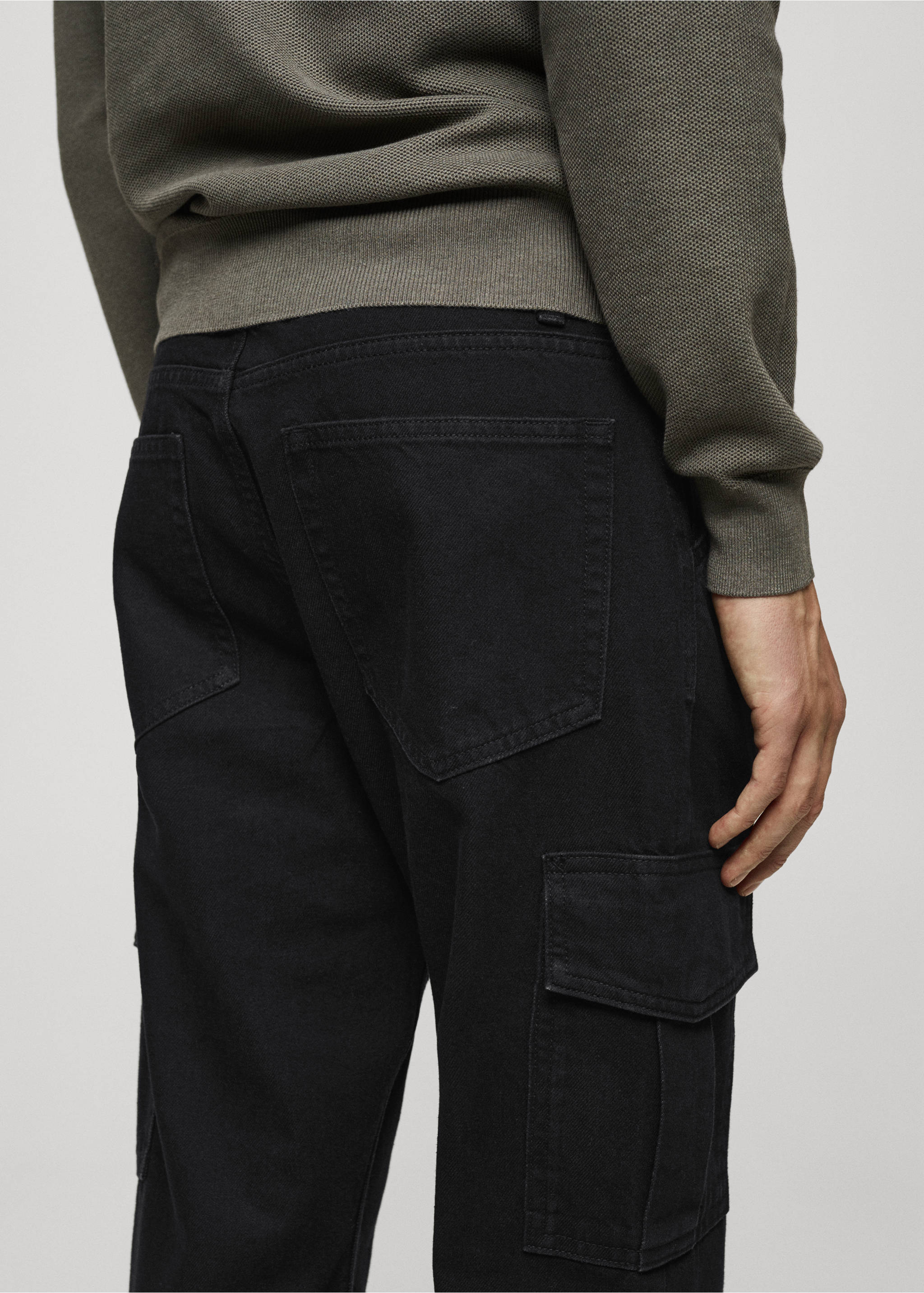 Straight-fit cargo jeans - Details of the article 6, Black denim. Ref: 77004446-00.