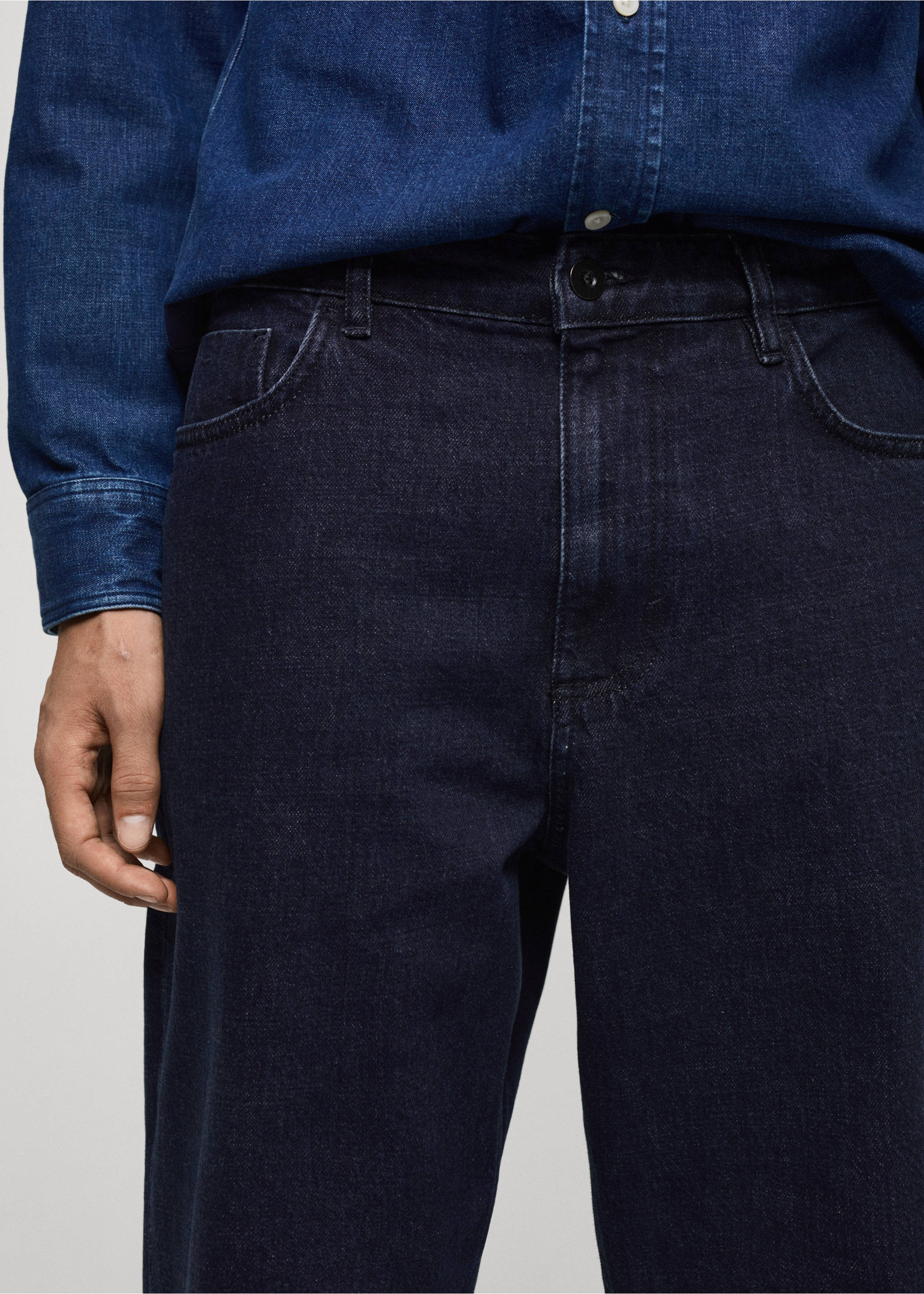 Relaxed Fit-Jeans mit dunkler Waschung - Detail des Artikels 1, Dunkelblau. Ref: 77004456-00.