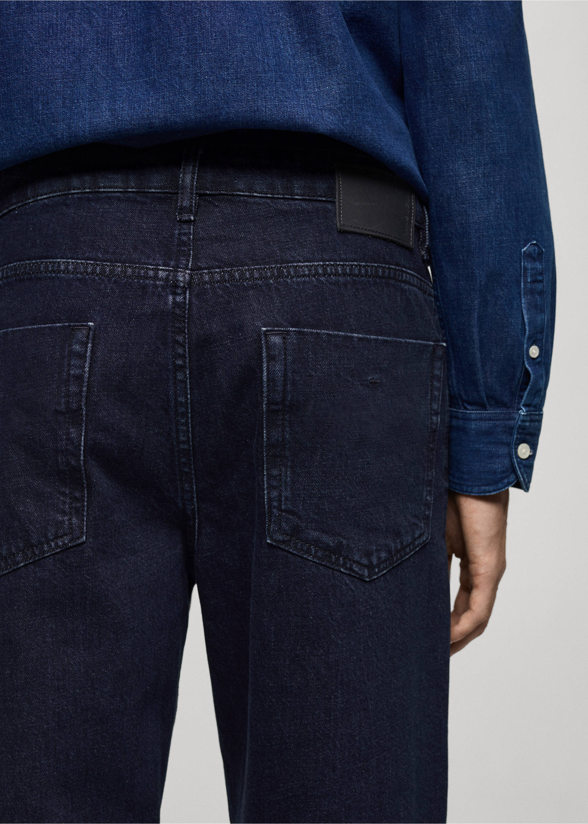 Relaxed Fit-Jeans mit dunkler Waschung - Detail des Artikels 6, Dunkelblau. Ref: 77004456-00.