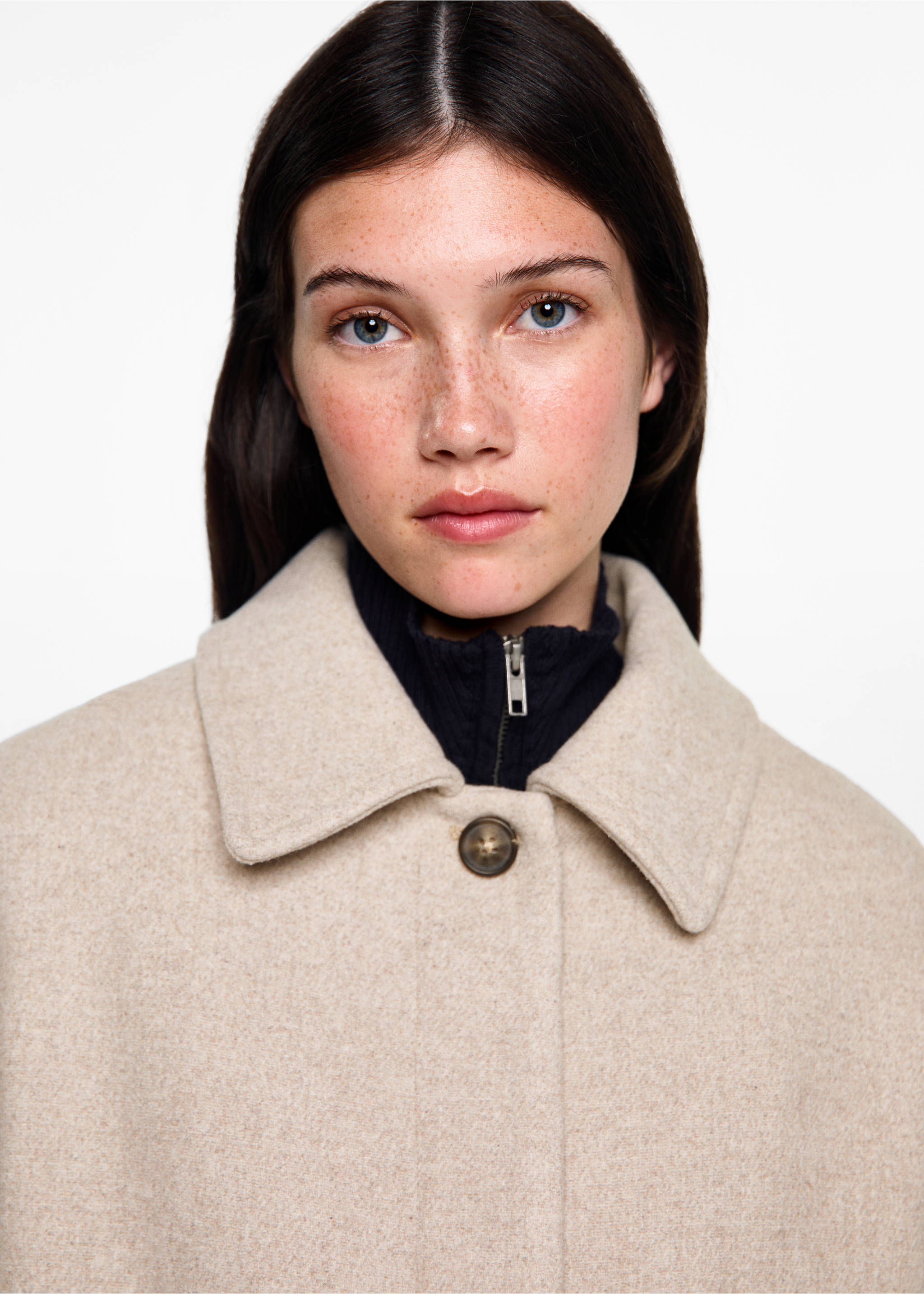 Short cloth coat - Details of the article 1, Medium Brown. Ref: 77005634-00.