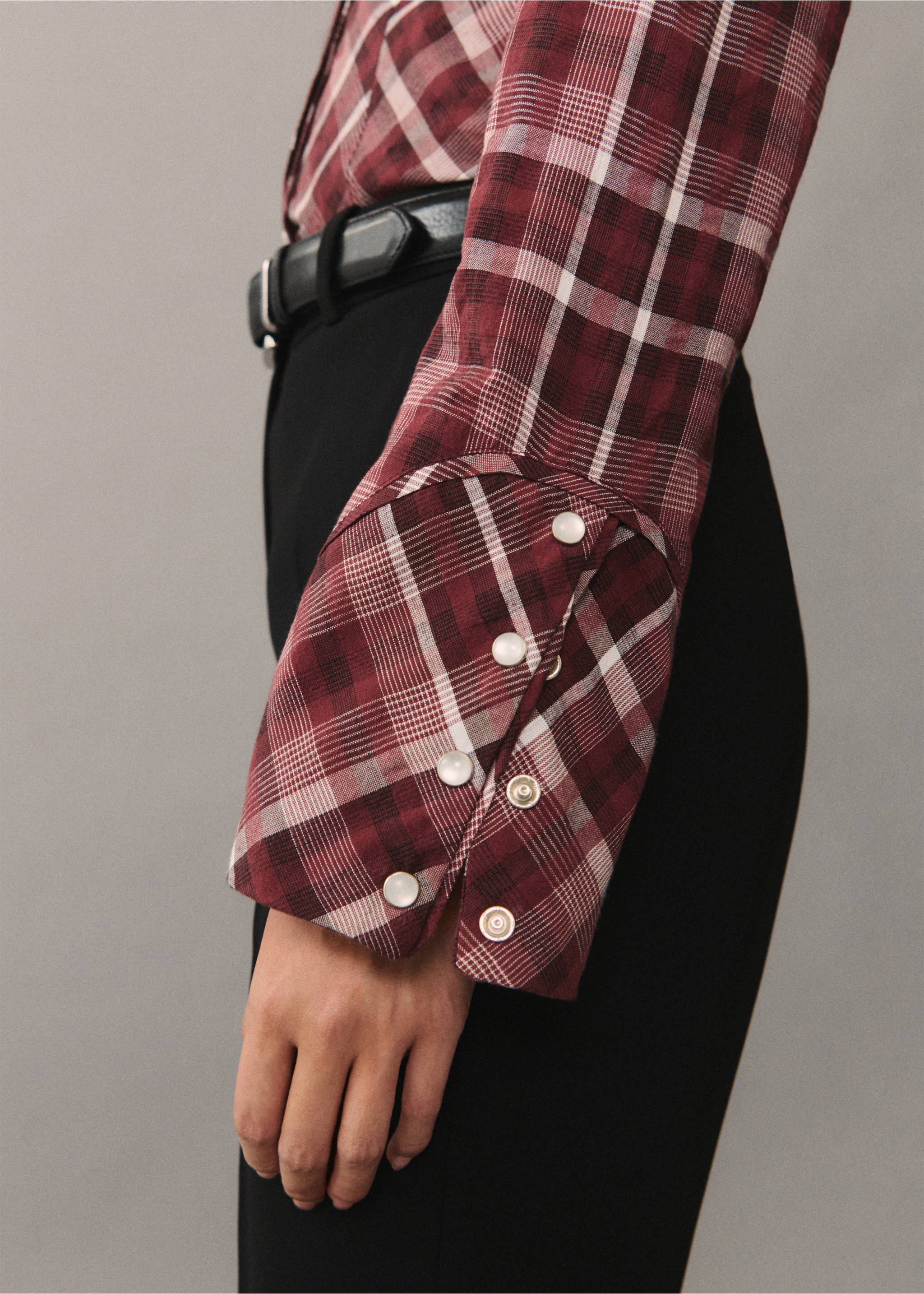 Camisa quadres cotó - Detall de l'article 3, Bordeus. Ref: 77005657-00.