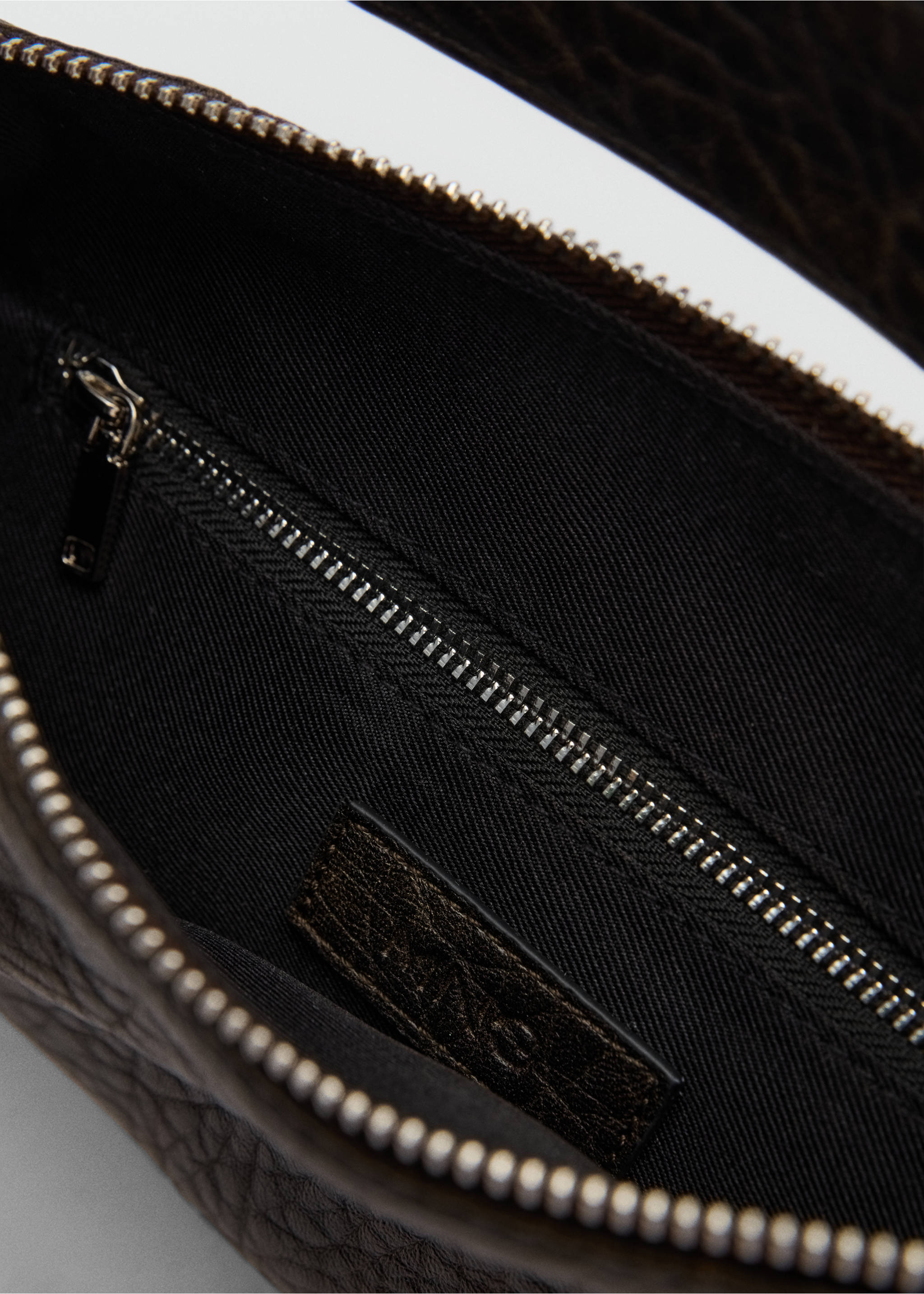 Short-handle shoulder bag - Details of the article 2, Brown. Ref: 77005666-00.