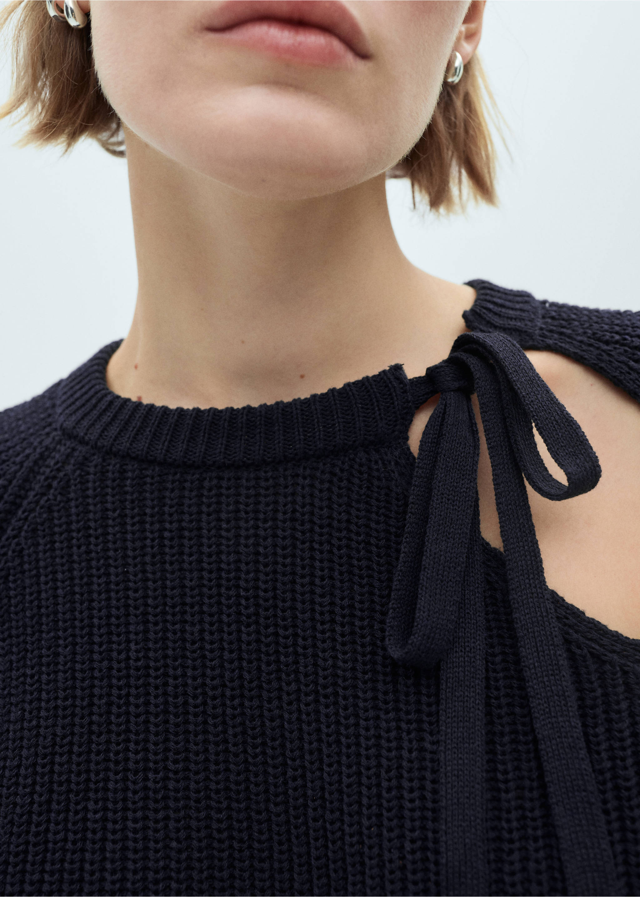 Cut-out knitted sweater - Details of the article 6, Dark Navy. Ref: 77005670-00.