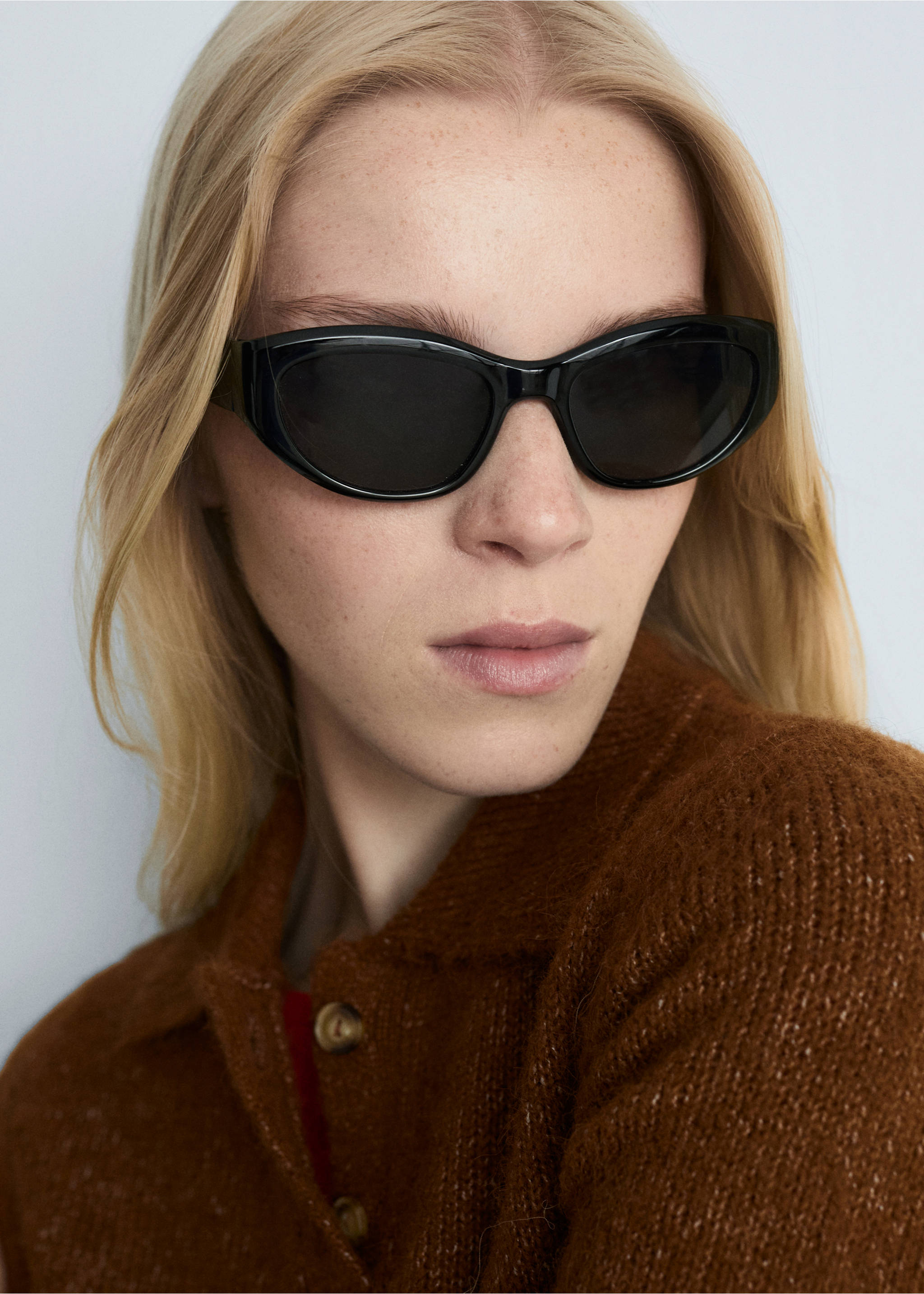 Knitted polo shirt with ribbed details - Details of the article 1, Brown. Ref: 77005676-00.