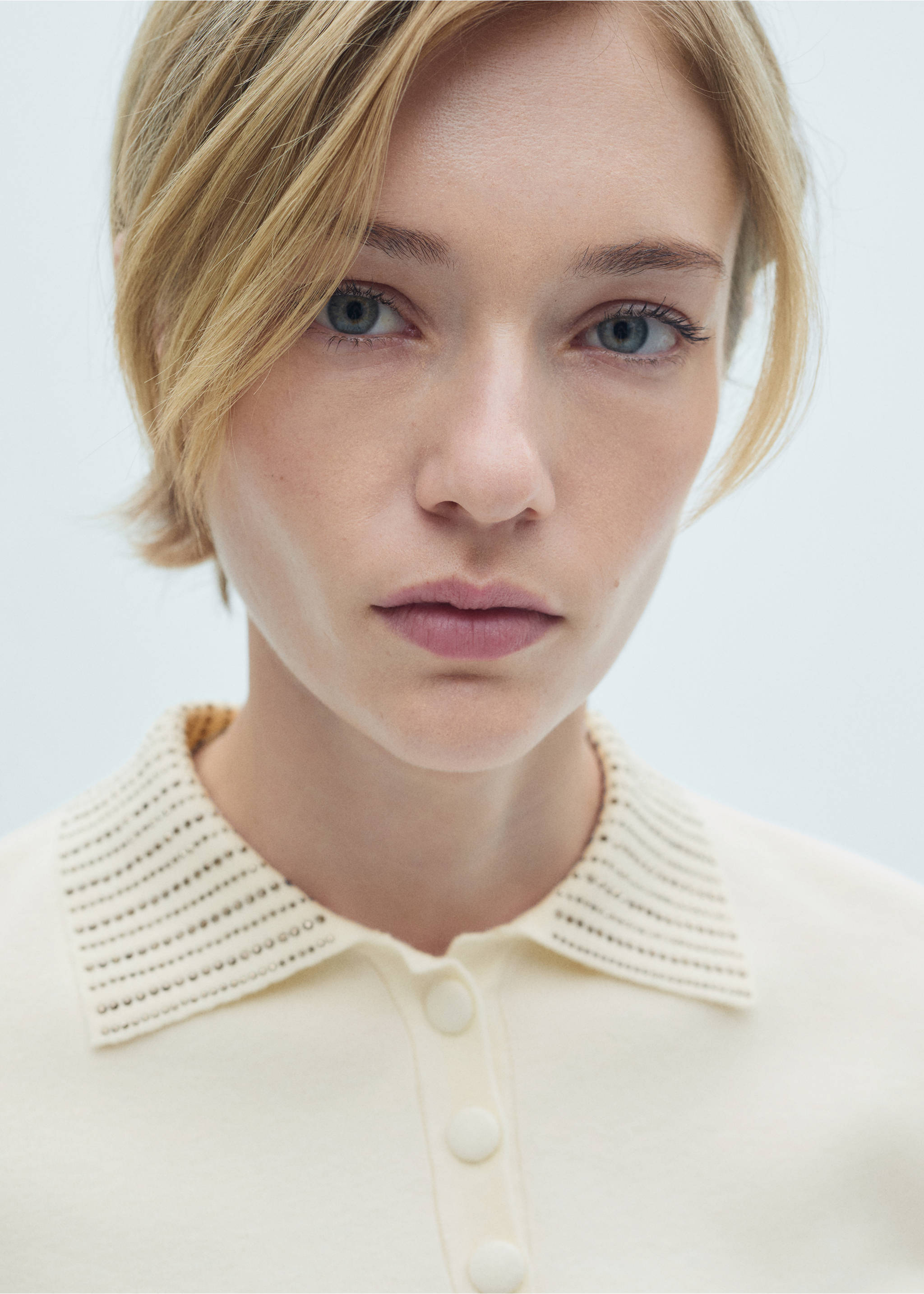 Knitted polo shirt with rhinestone collar - Details of the article 1, Ecru. Ref: 77005680-00.