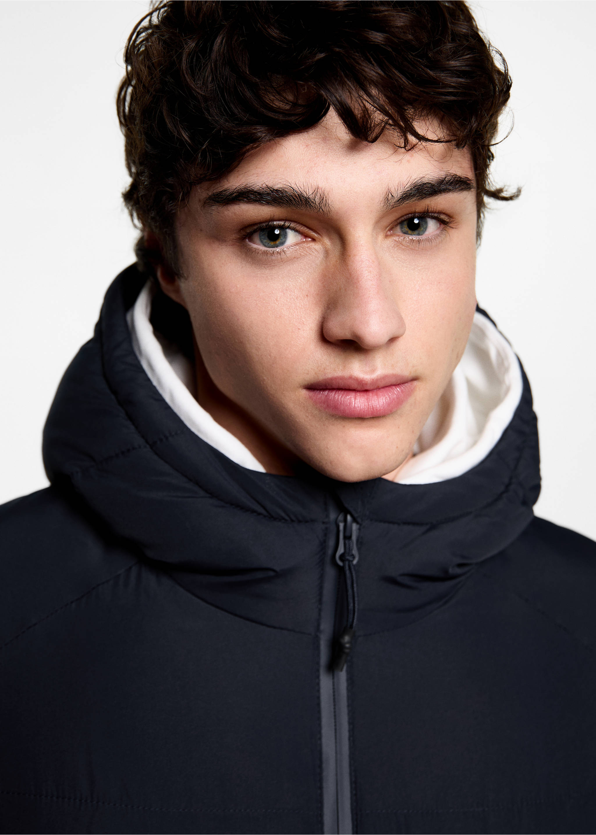 Gepolsterter Anorak mit Kapuze - Detail des Artikels 1, Dunkles Marineblau. Ref: 77005970-00.