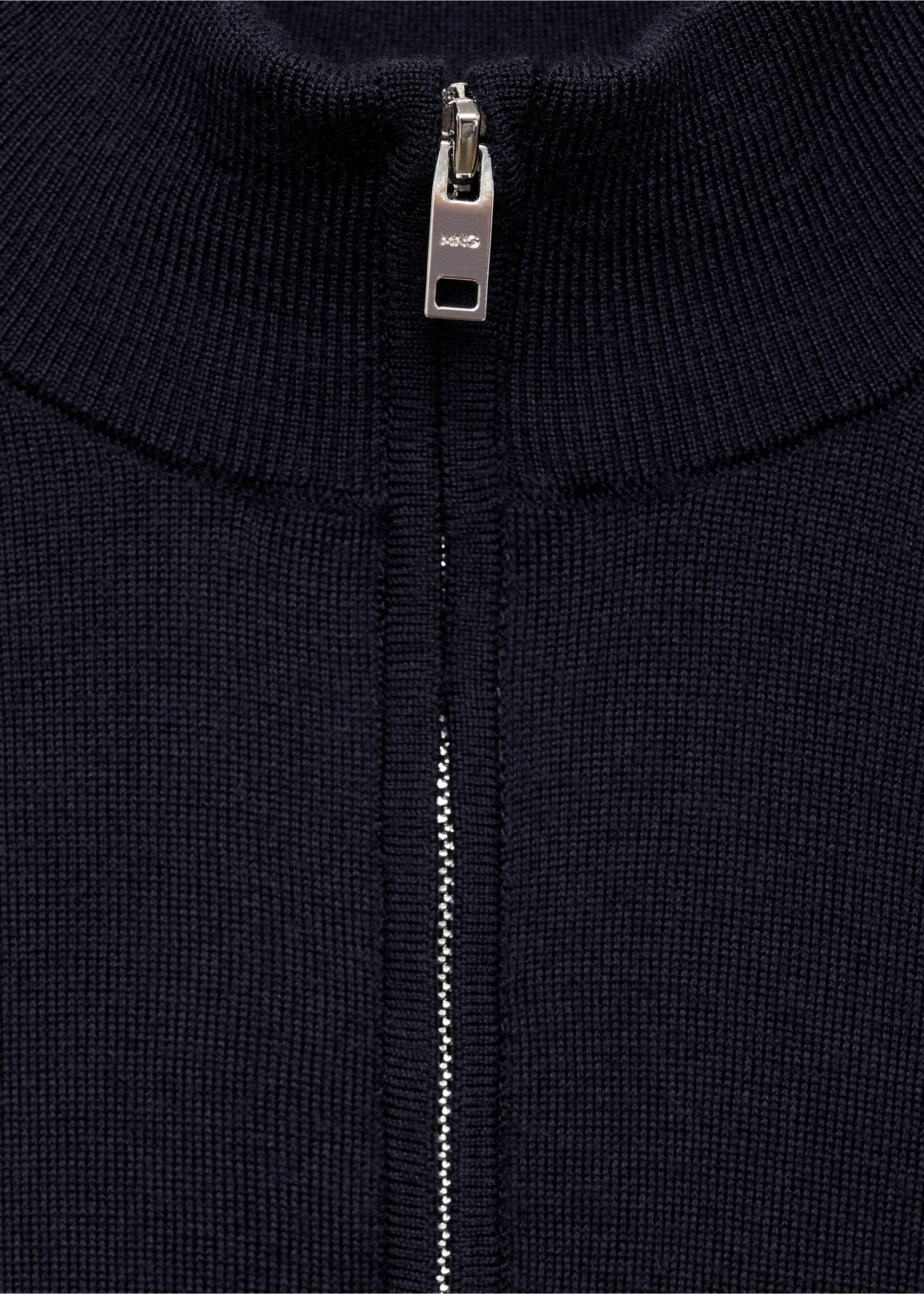 Pullover aus 100 % Merinowolle mit Zip-Kragen - Detail des Artikels 8, Dunkles Marineblau. Ref: 77005979-00.