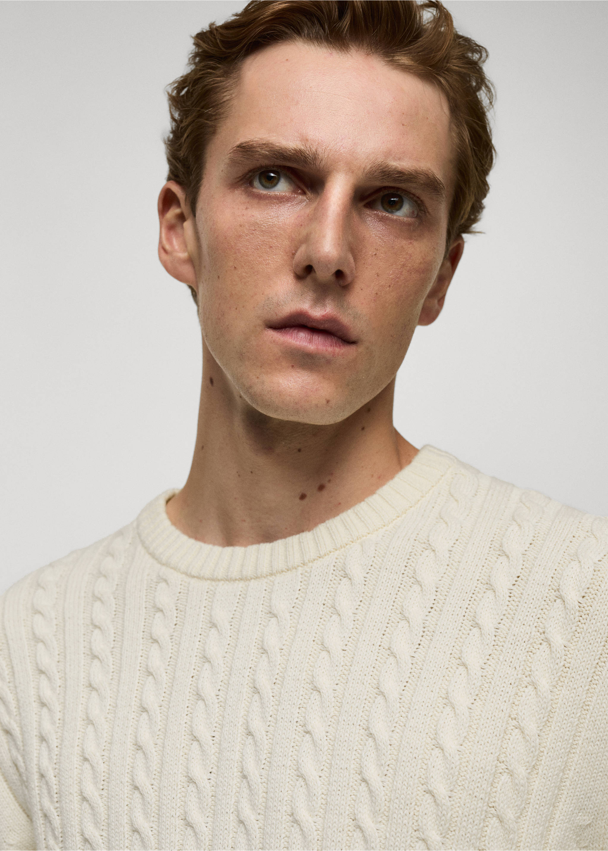 Pullover mit Zopfmuster aus Baumwollgemisch - Detail des Artikels 1, Cremeweiß. Ref: 77005980-00.