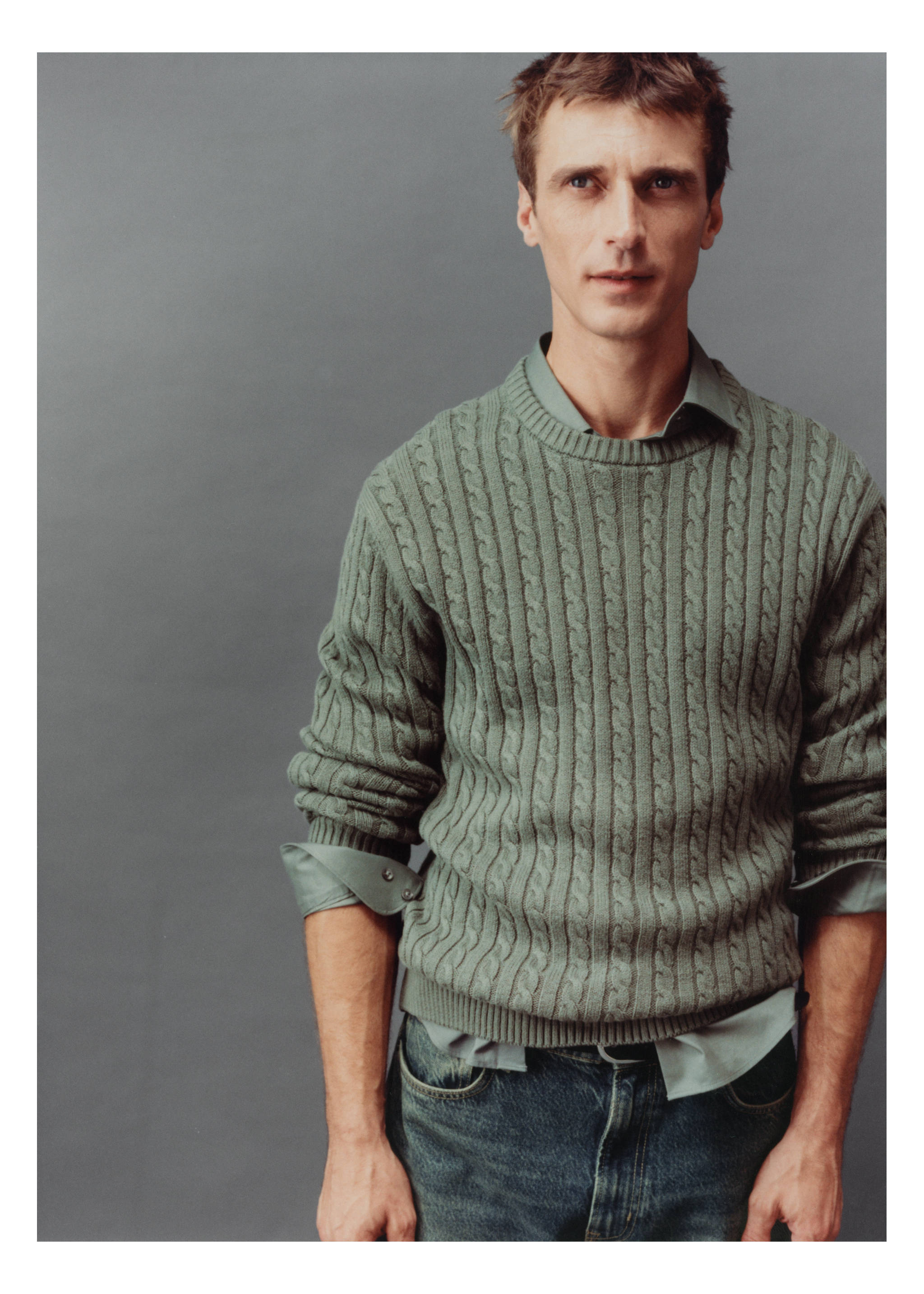 Pullover mit Zopfmuster aus Baumwollgemisch - Detail des Artikels 3, Waldgrün. Ref: 77005980-00.