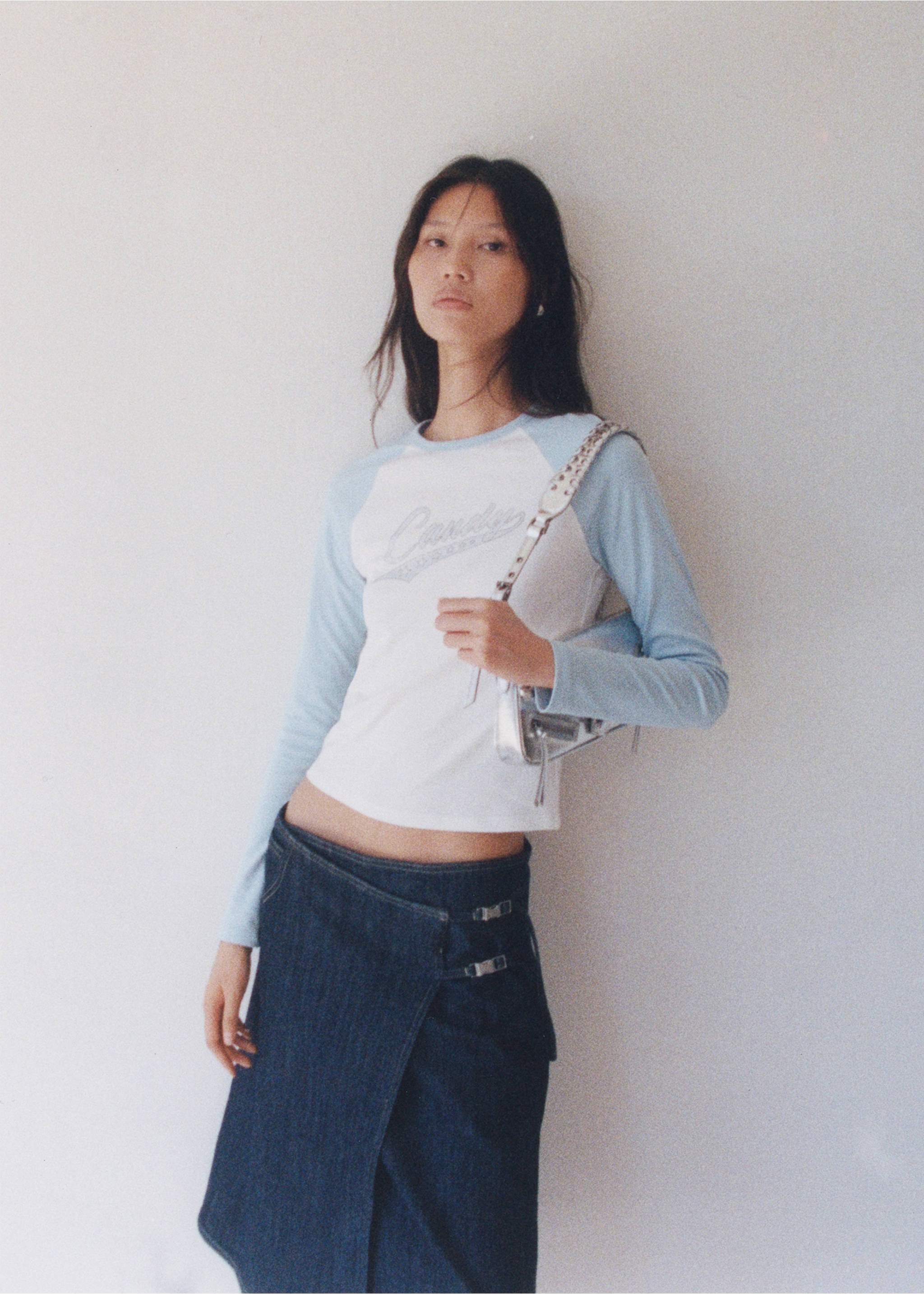 Long-sleeved t-shirt with message - Details of the article 6, White. Ref: 77006356-00.