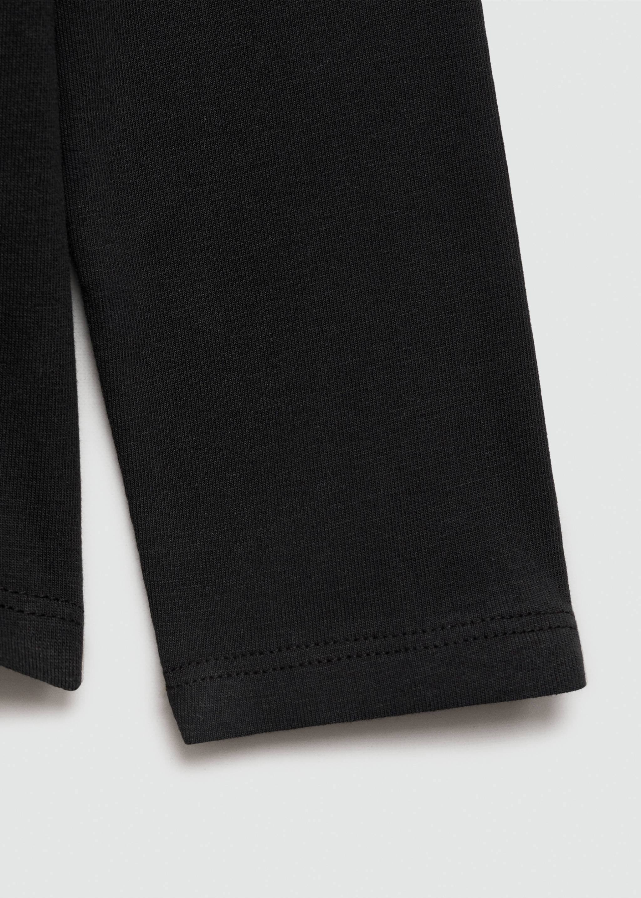 Langärmliges T-Shirt mit Rollkragen - Detail des Artikels 0, Schwarz. Ref: 77006729-00.