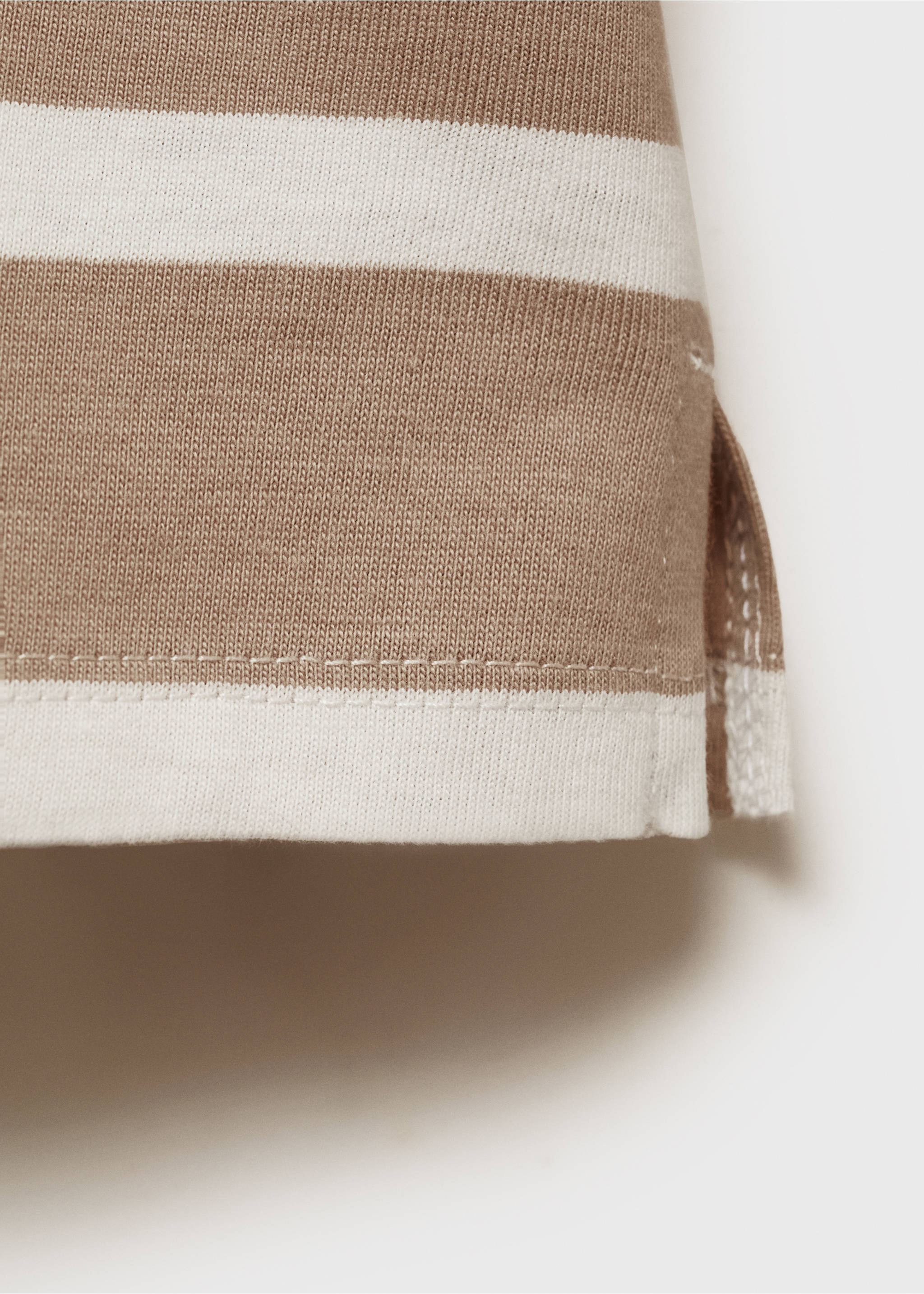 Langärmliges T-Shirt mit Streifen - Detail des Artikels 0, Sandfarben. Ref: 77006730-00.