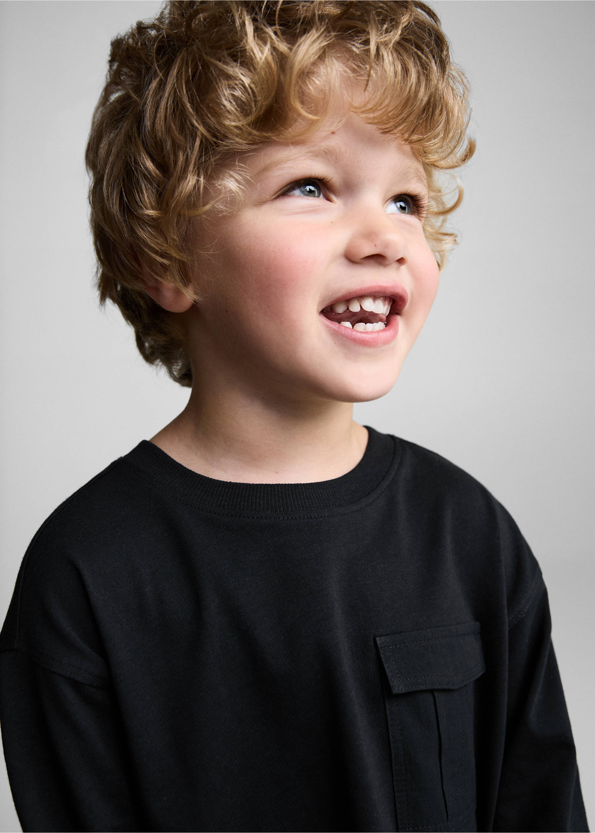 T-shirt manches longues poches - Plan moyen, Noir. Ref: 77006734-00.