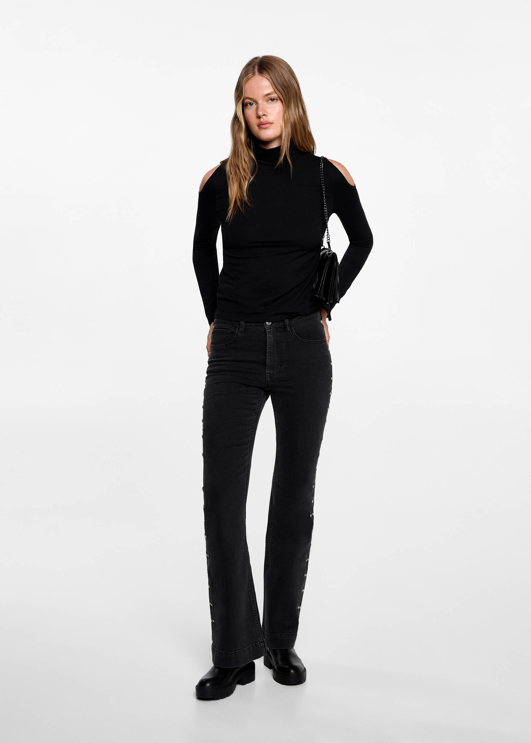 Koszulka z golfem i wyciętymi ramionami - Plan ogólny