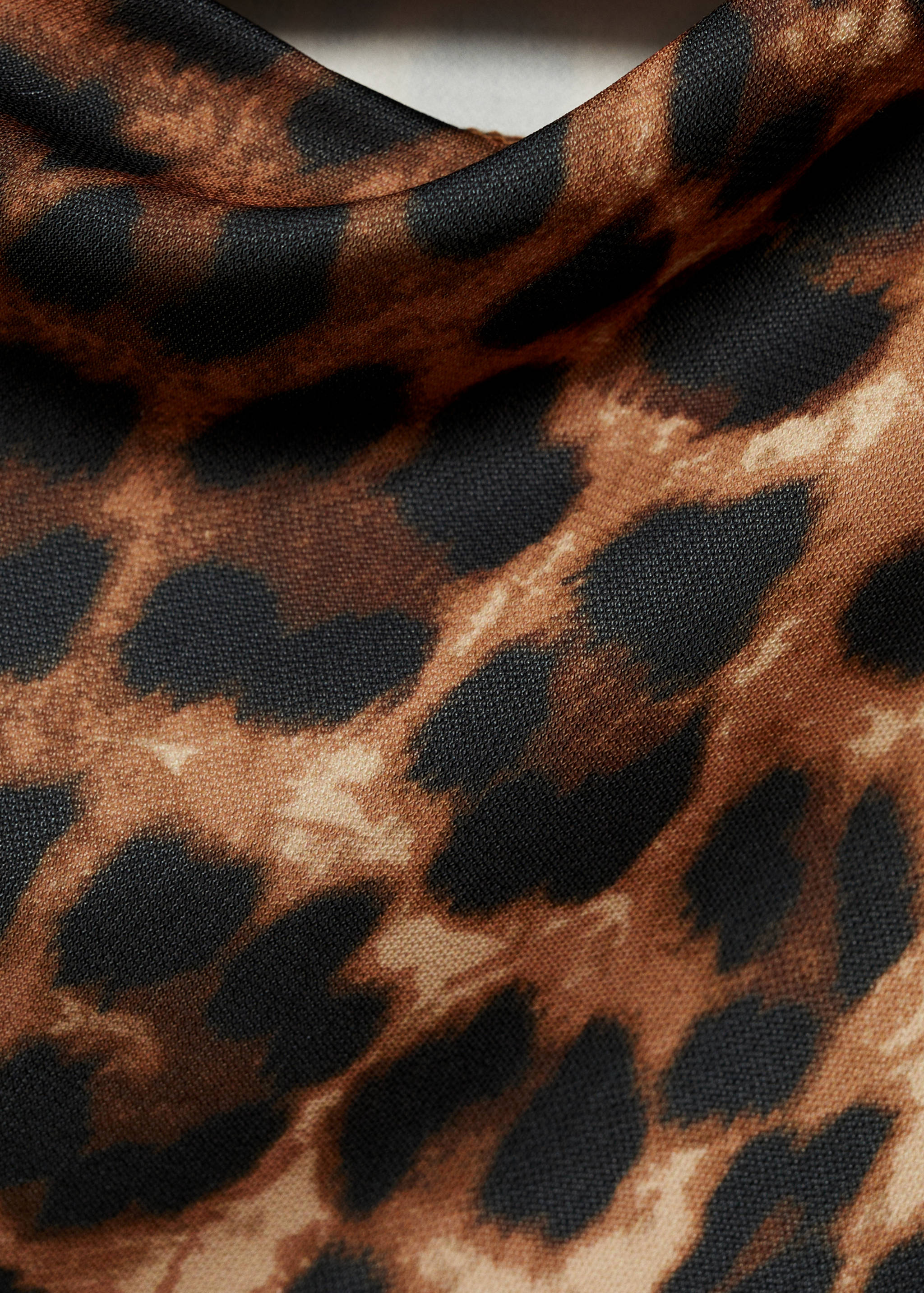 T-shirt de leopardo com pormenor rufado - Pormenor do artigo 0