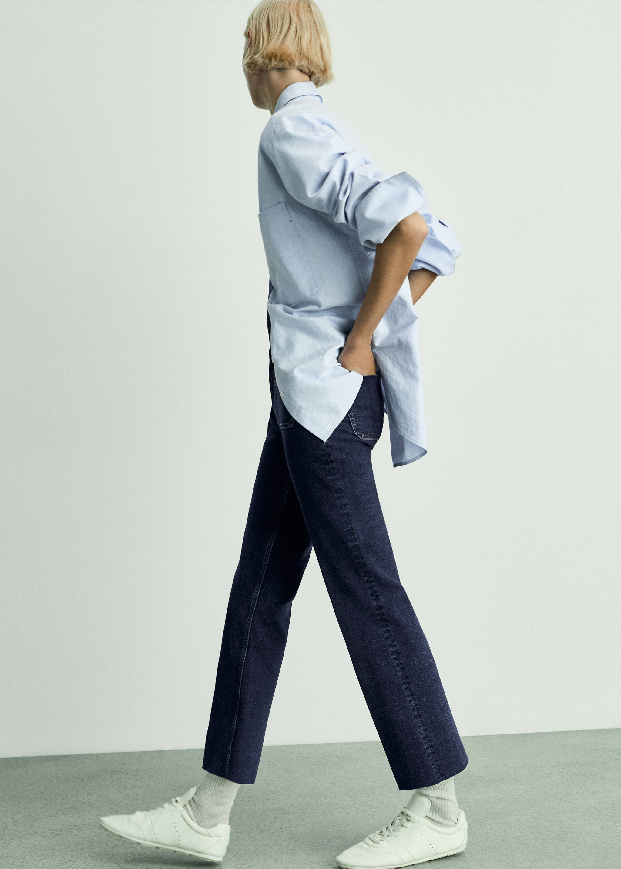Flared cropped jeans with pockets - Details of the article 2, Dark Blue. Ref: 77007126-00.