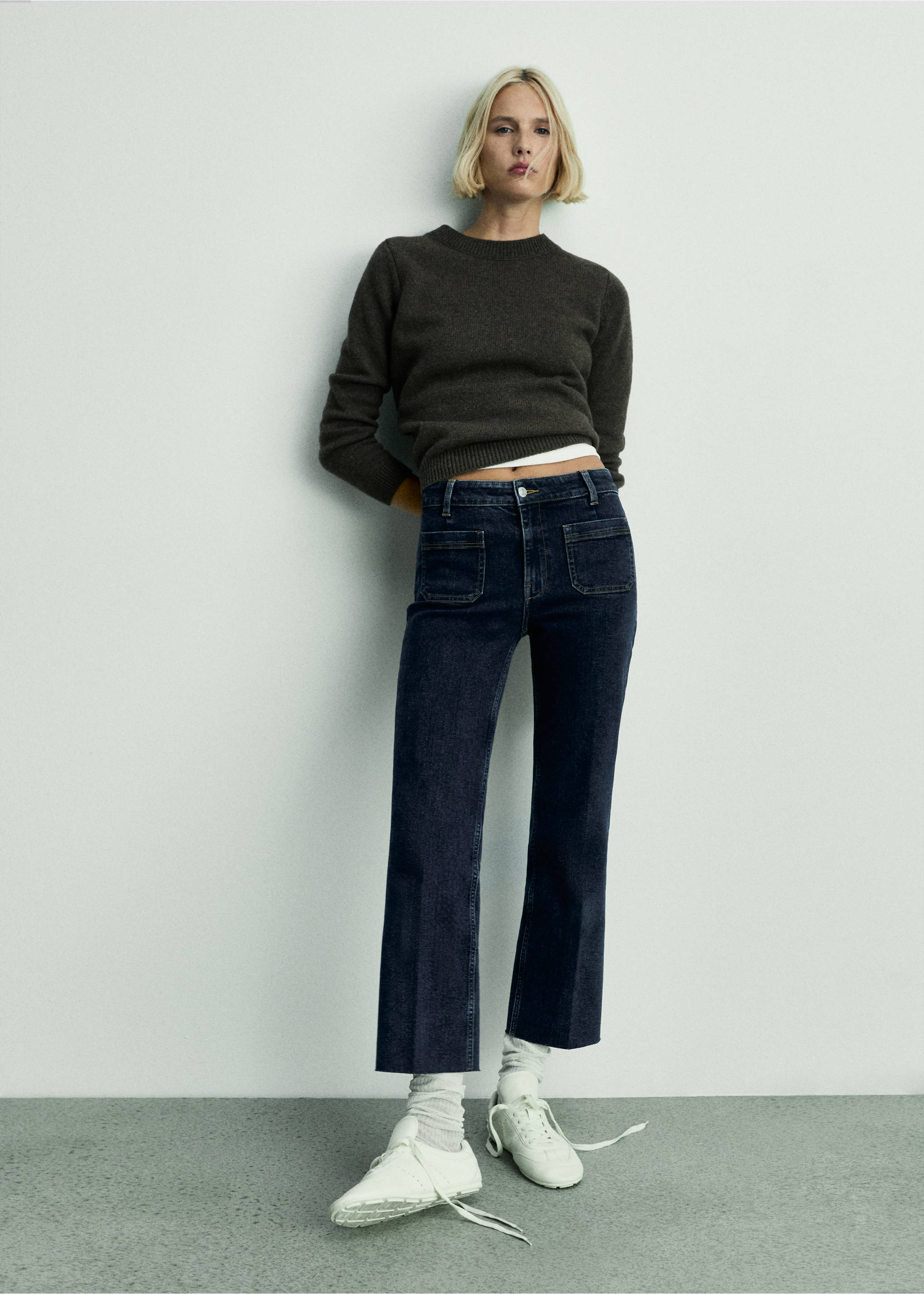Flared cropped jeans with pockets - Details of the article 7, Dark Blue. Ref: 77007126-00.
