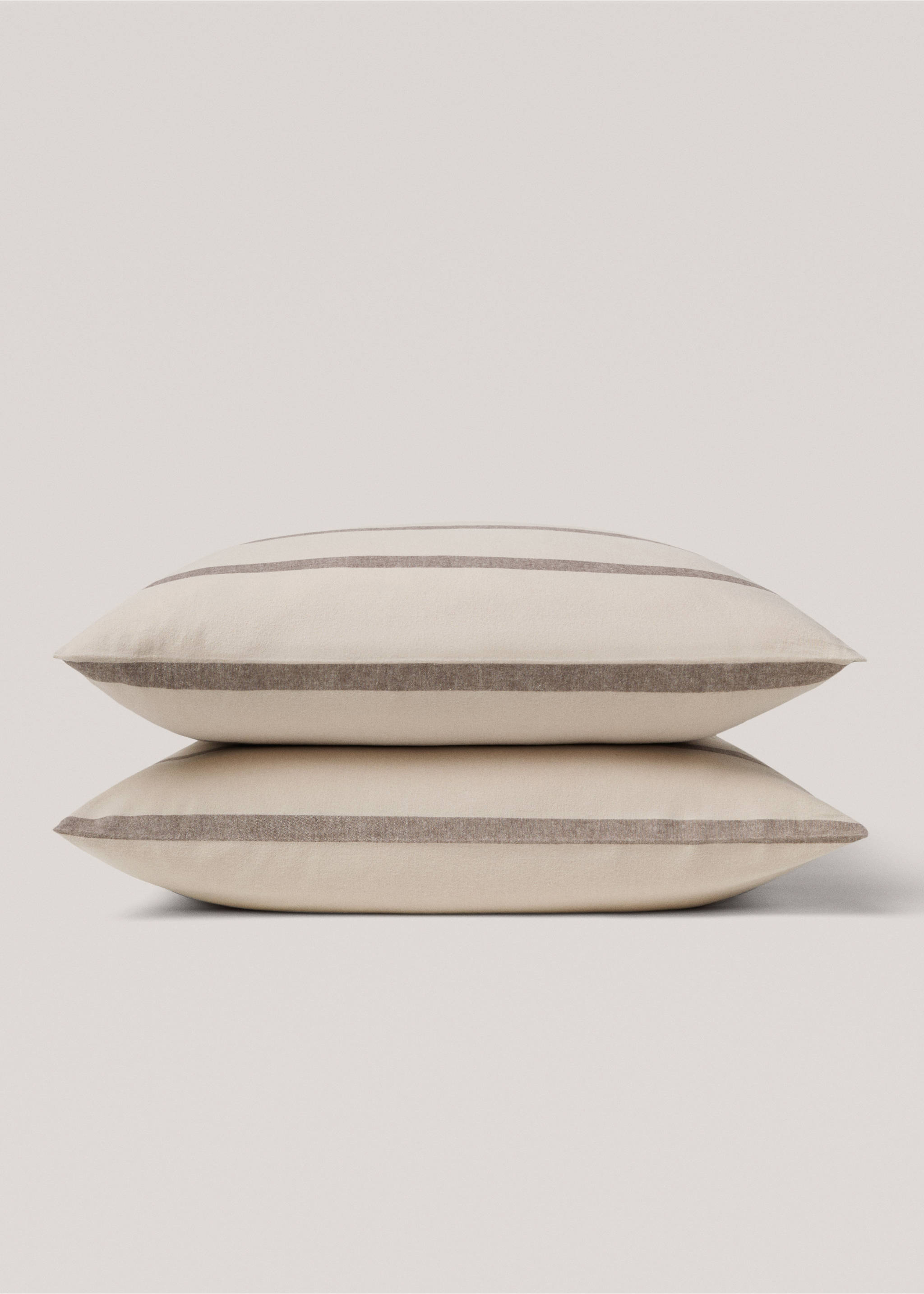 Stripete putetrekk i 100% bomullsflanell, 60x60 cm - Artikkeldetalj 1, Beige. Ref: 77007667-00.