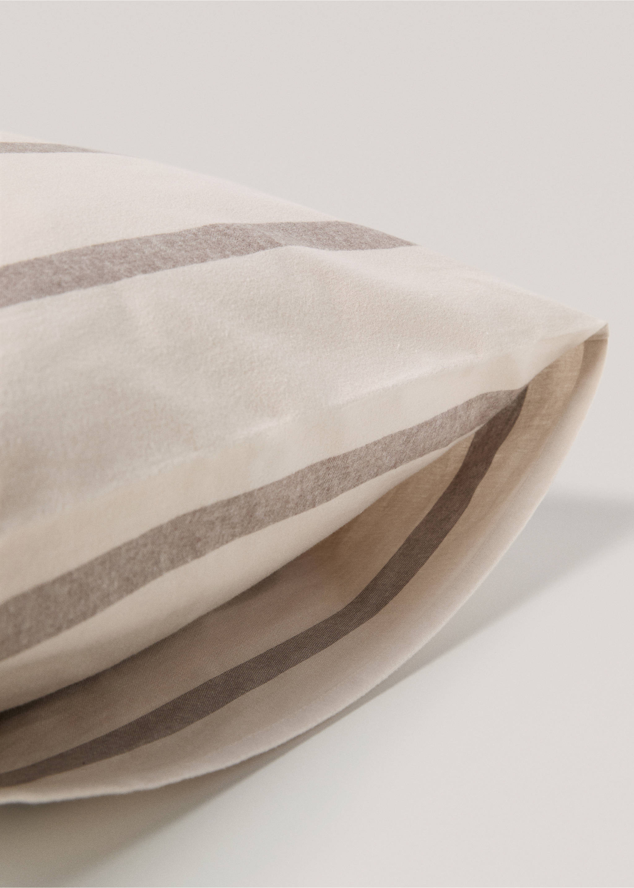 Stripete putetrekk i 100% bomullsflanell, 60x60 cm - Artikkeldetalj 3, Beige. Ref: 77007667-00.
