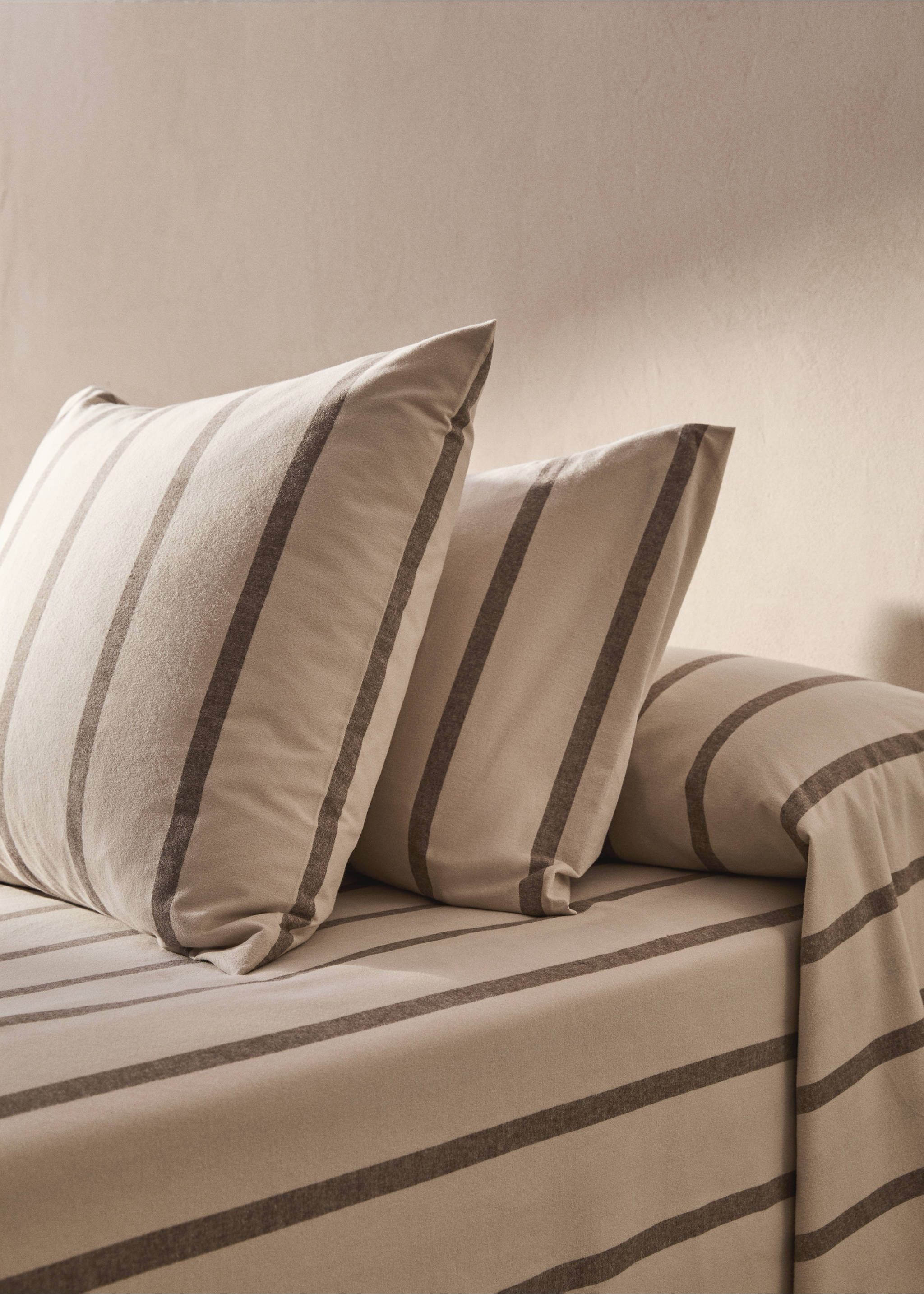 Gestreifter Kopfkissenbezug aus 100 % Baumwoll-Flanell 50 x 75 cm - Allgemeine Ansicht, Beige. Ref: 77007669-00.