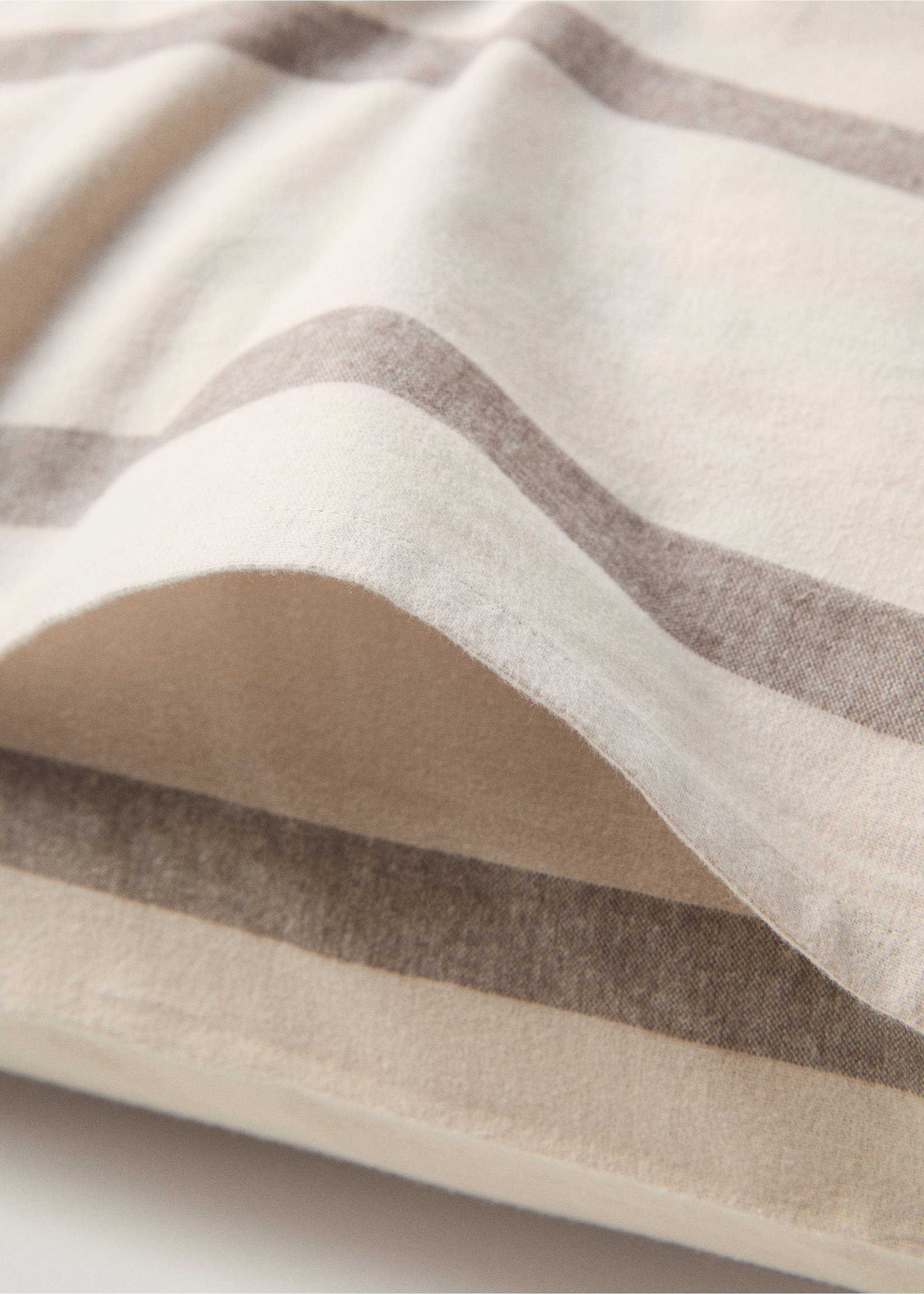 Gestreifter Kopfkissenbezug aus 100 % Baumwoll-Flanell 50 x 75 cm - Detail des Artikels 2, Beige. Ref: 77007669-00.