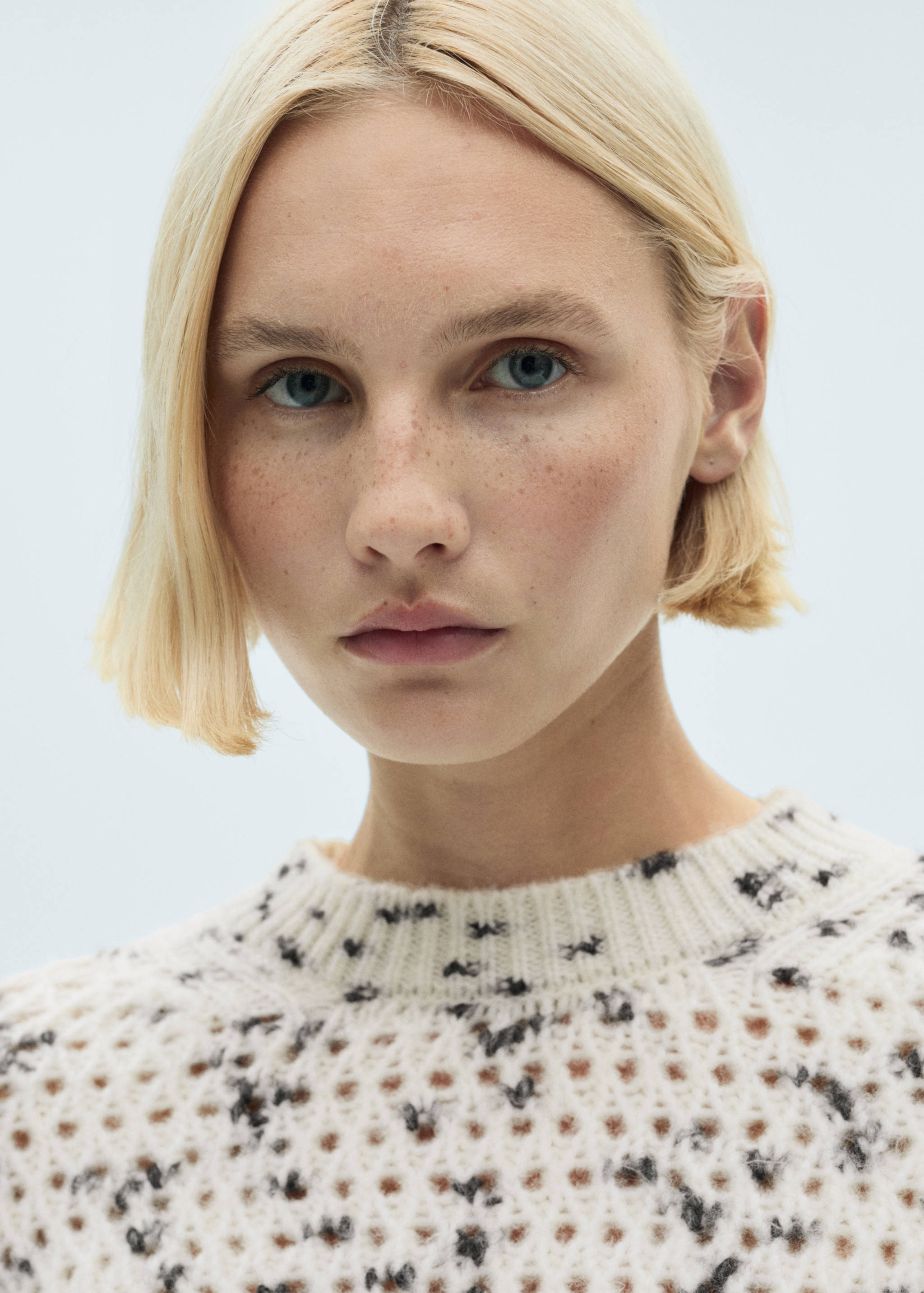 Marbled knitted sweater with lace pattern - Details of the article 1