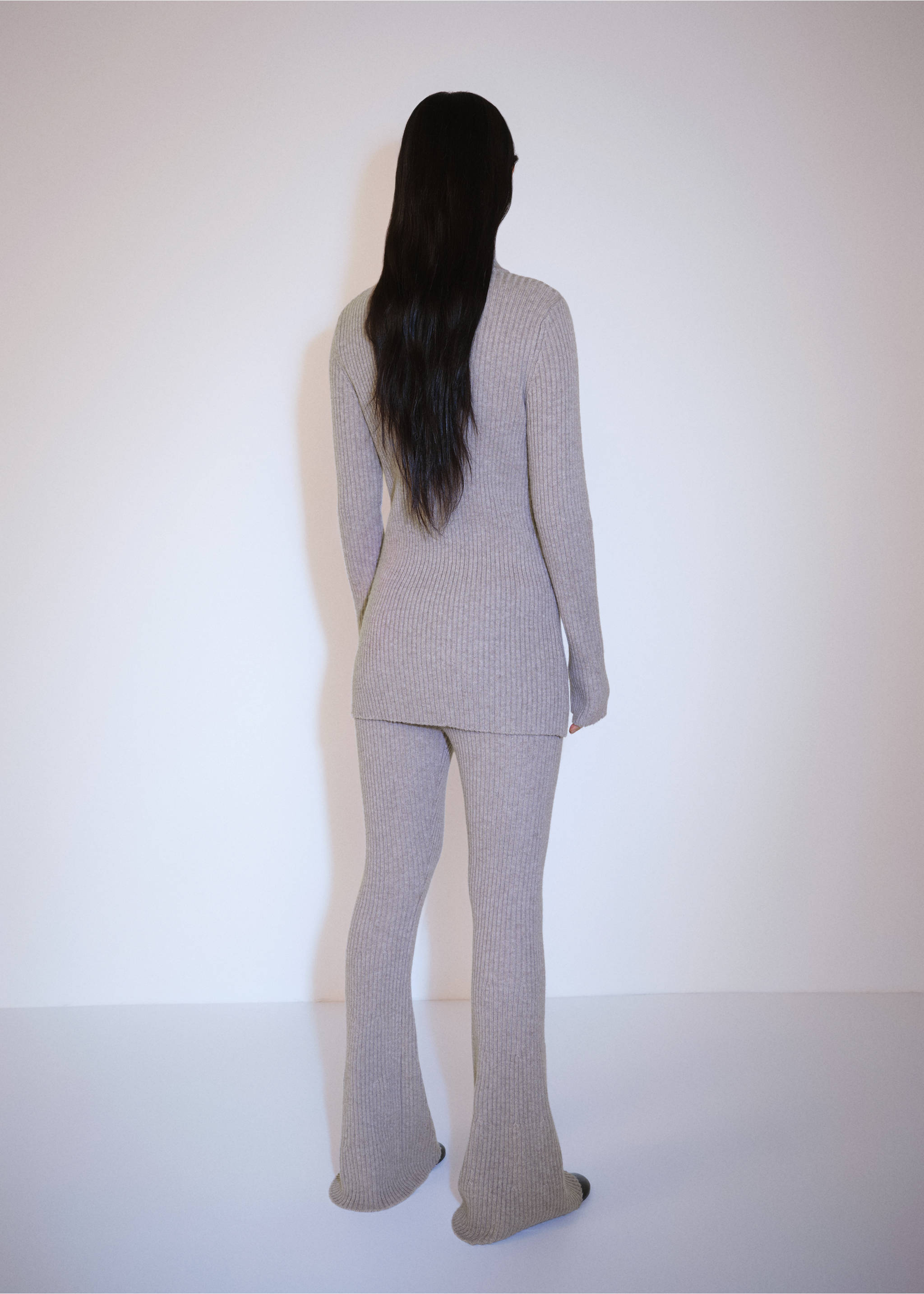 Gerippter Pullover mit Reißverschluss - Rückseite des Artikels, Hellgrau/Pastellgrau. Ref: 77007688-00.