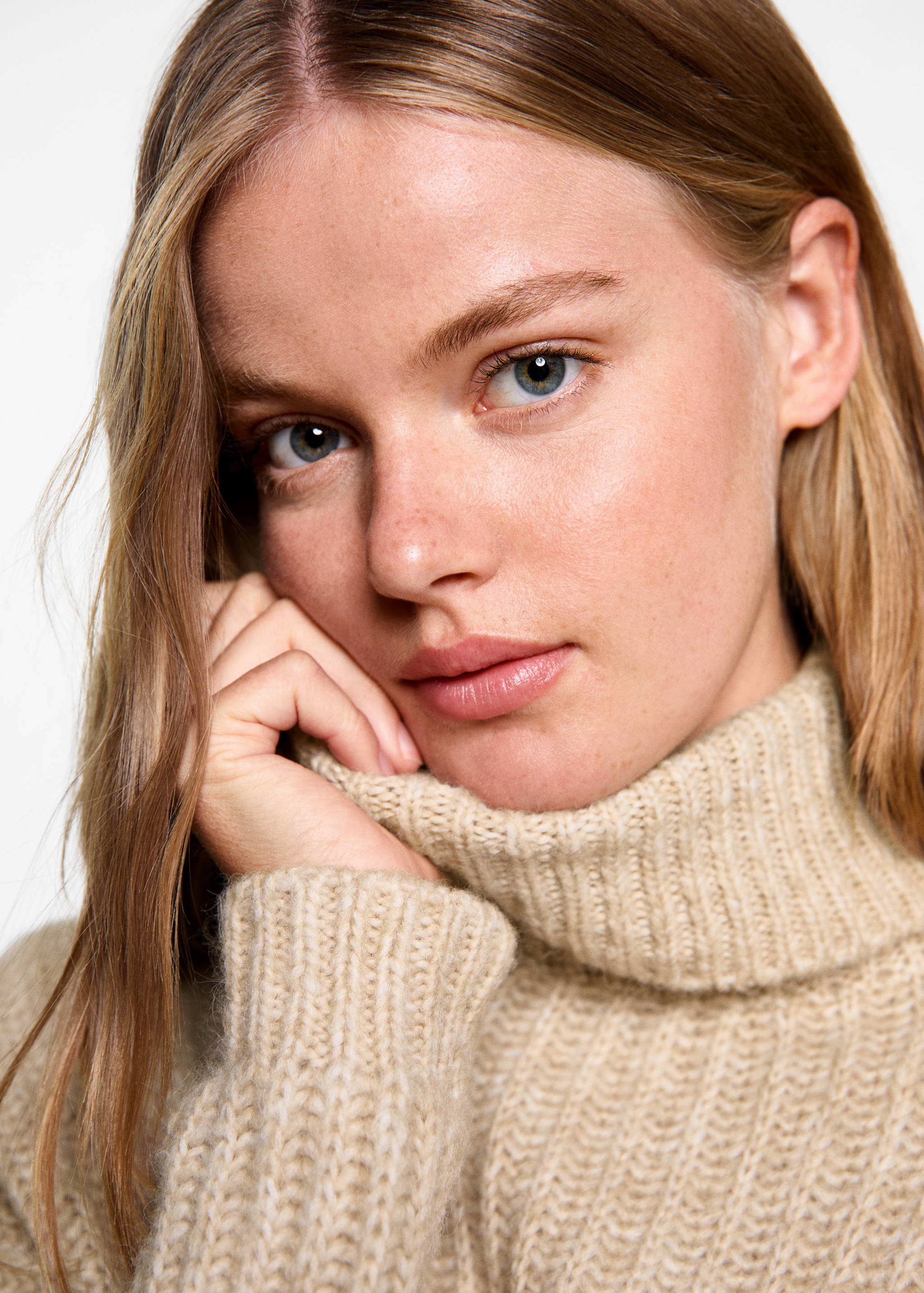 Turtleneck knit sweater - Details of the article 1