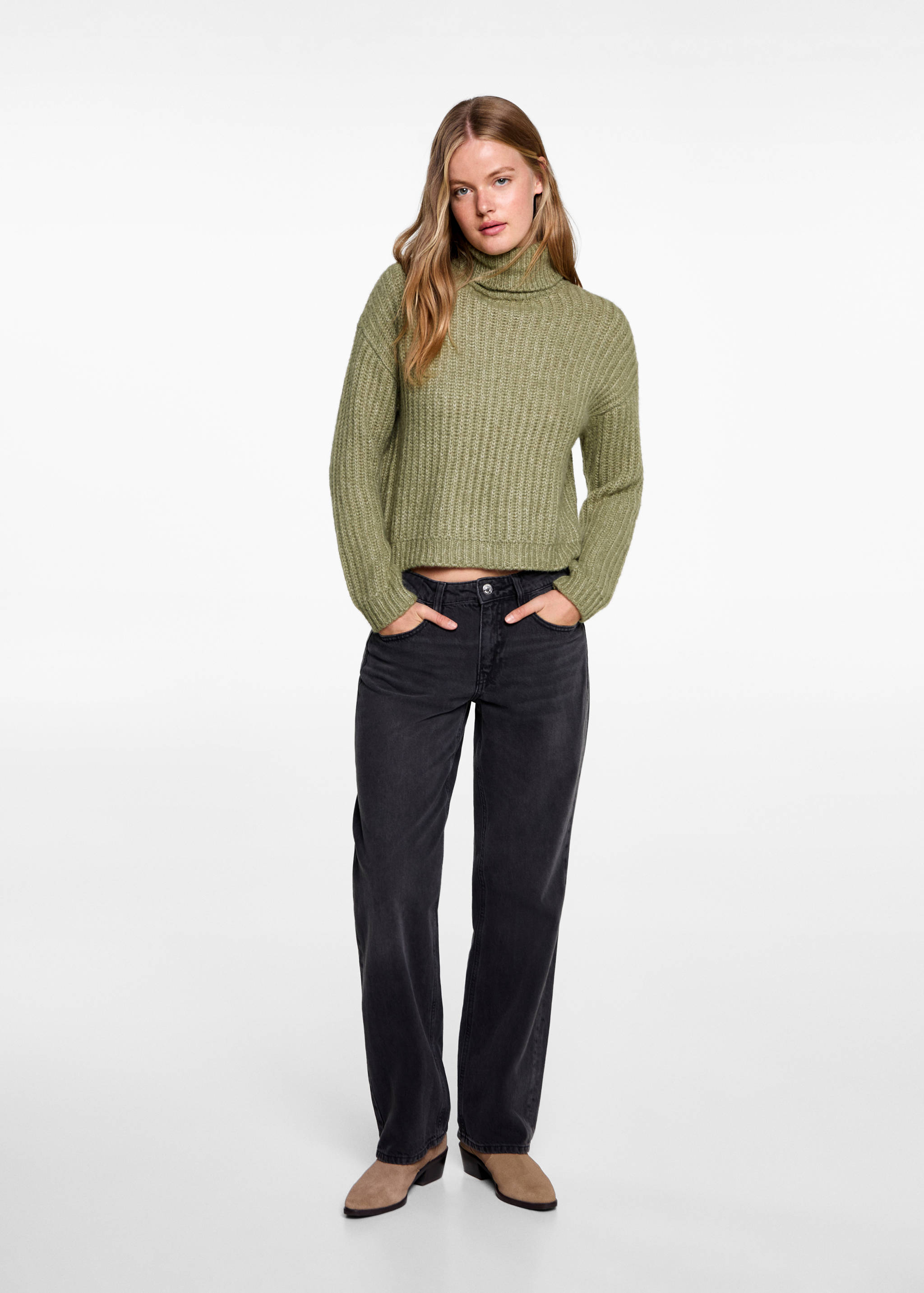 Turtleneck knit sweater - General plane