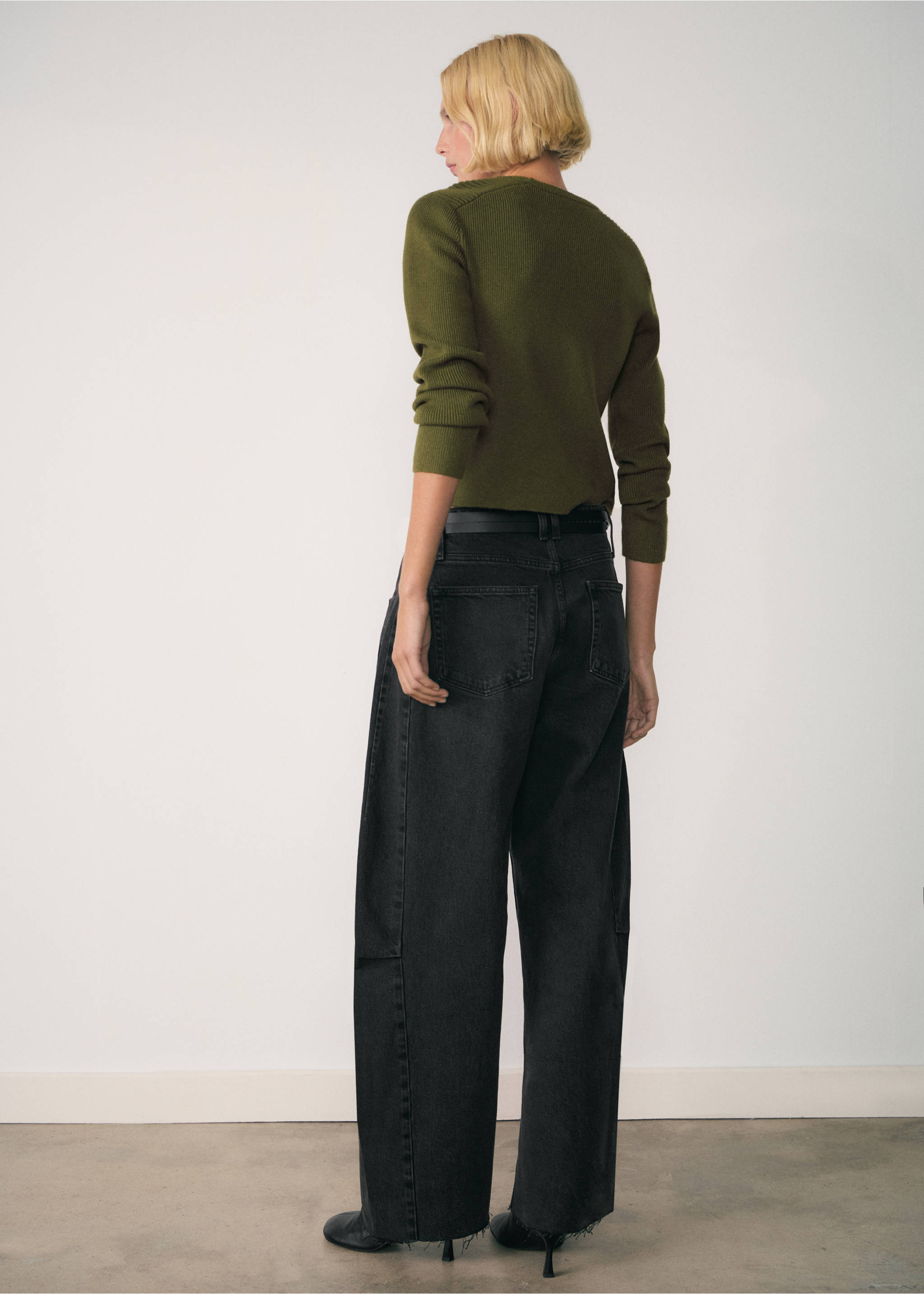 Pullover mit Schmuckknöpfen - Rückseite des Artikels, Khaki. Ref: 77007698-00.