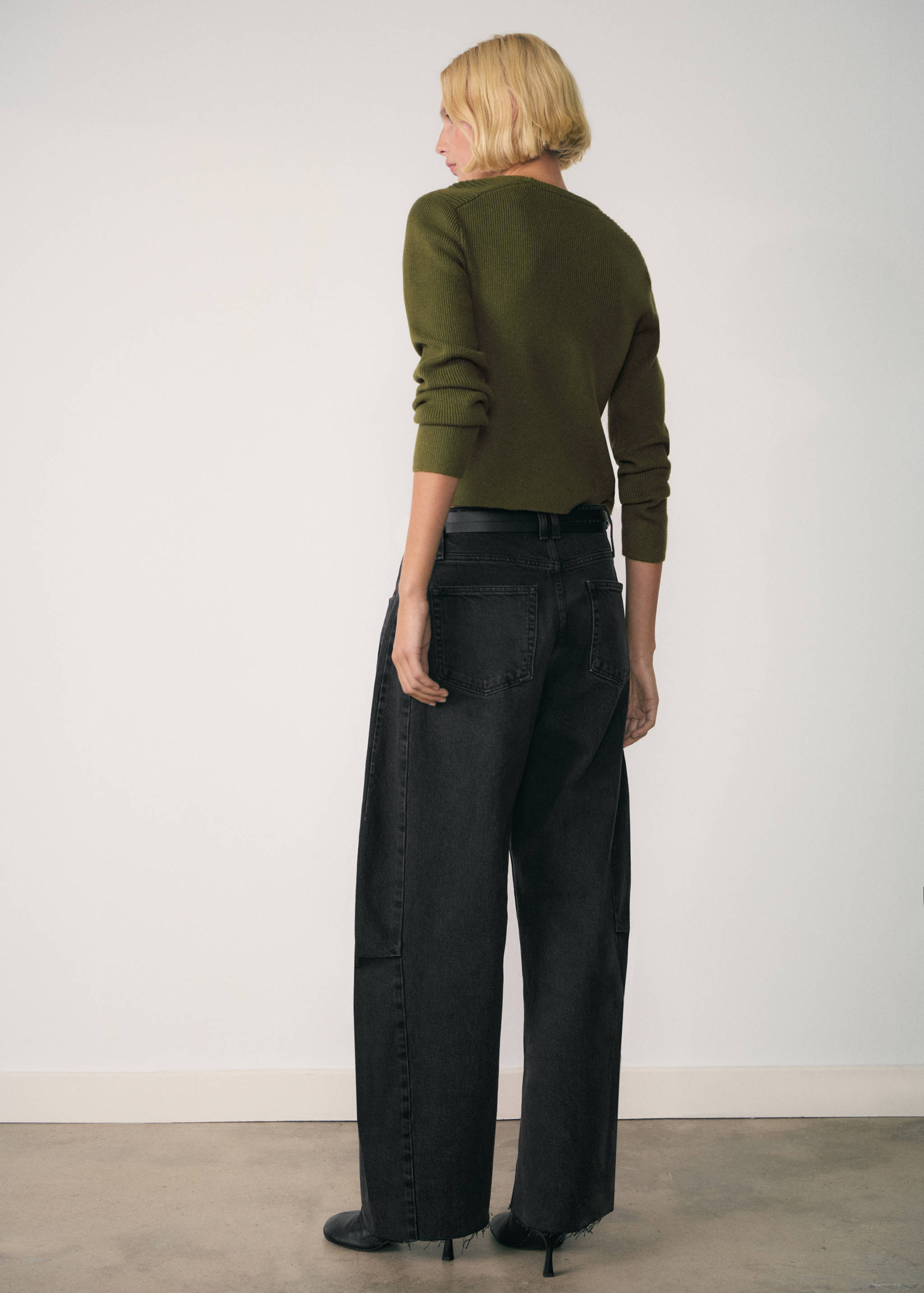 Sweater with jewel buttons - Reverse of the article