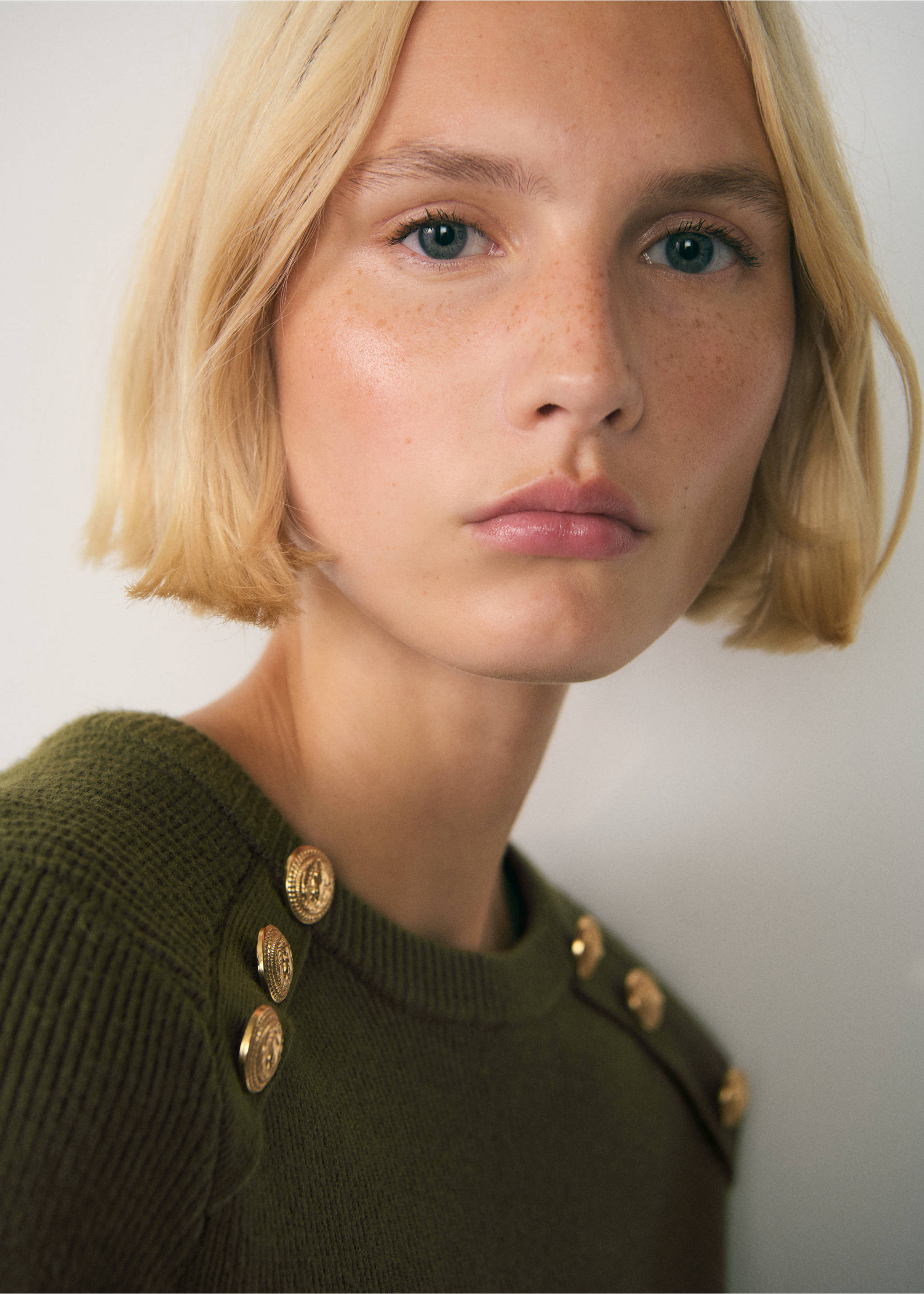 Pullover mit Schmuckknöpfen - Detail des Artikels 1, Khaki. Ref: 77007698-00.