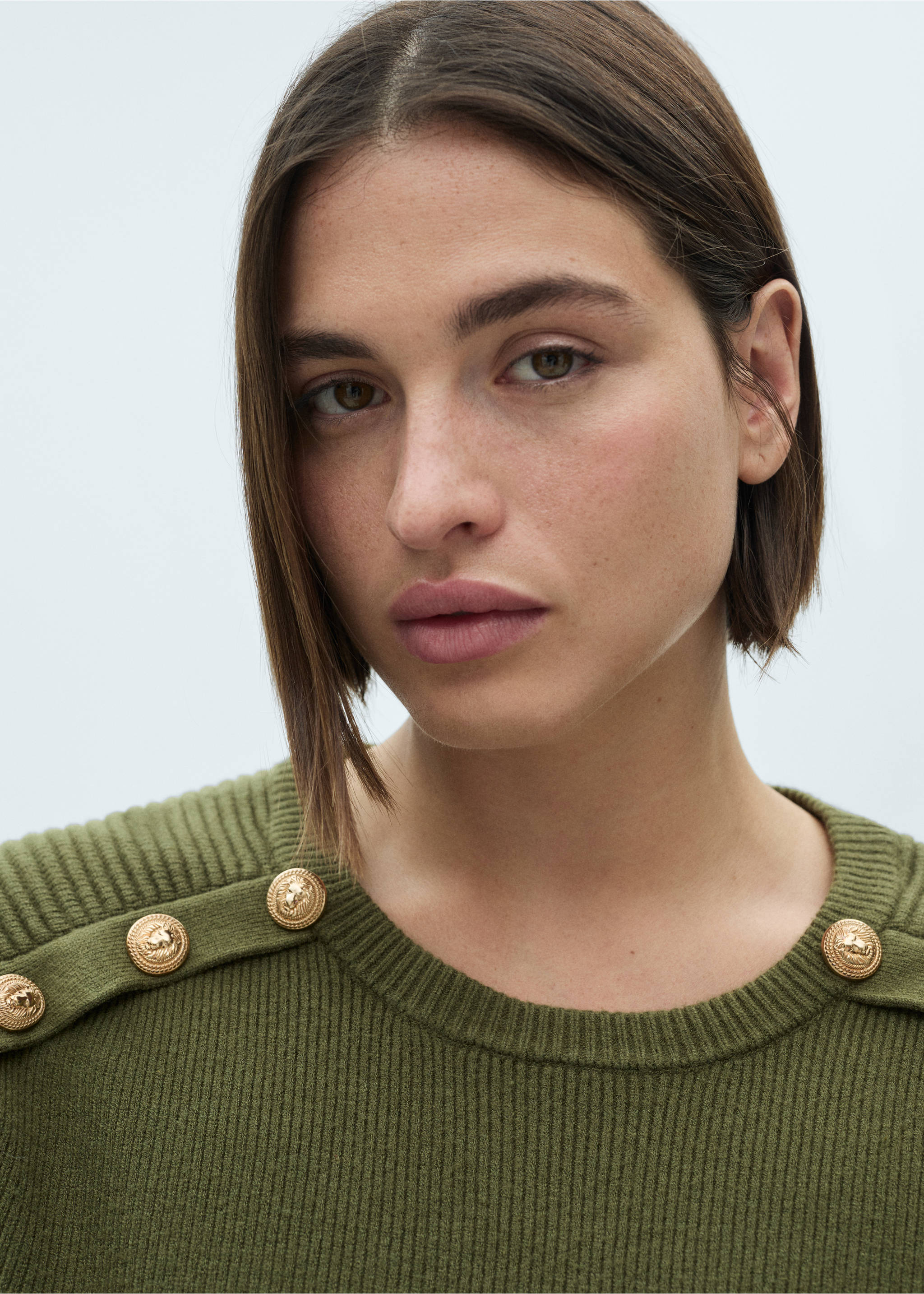 Pullover mit Schmuckknöpfen - Detail des Artikels 4, Khaki. Ref: 77007698-00.