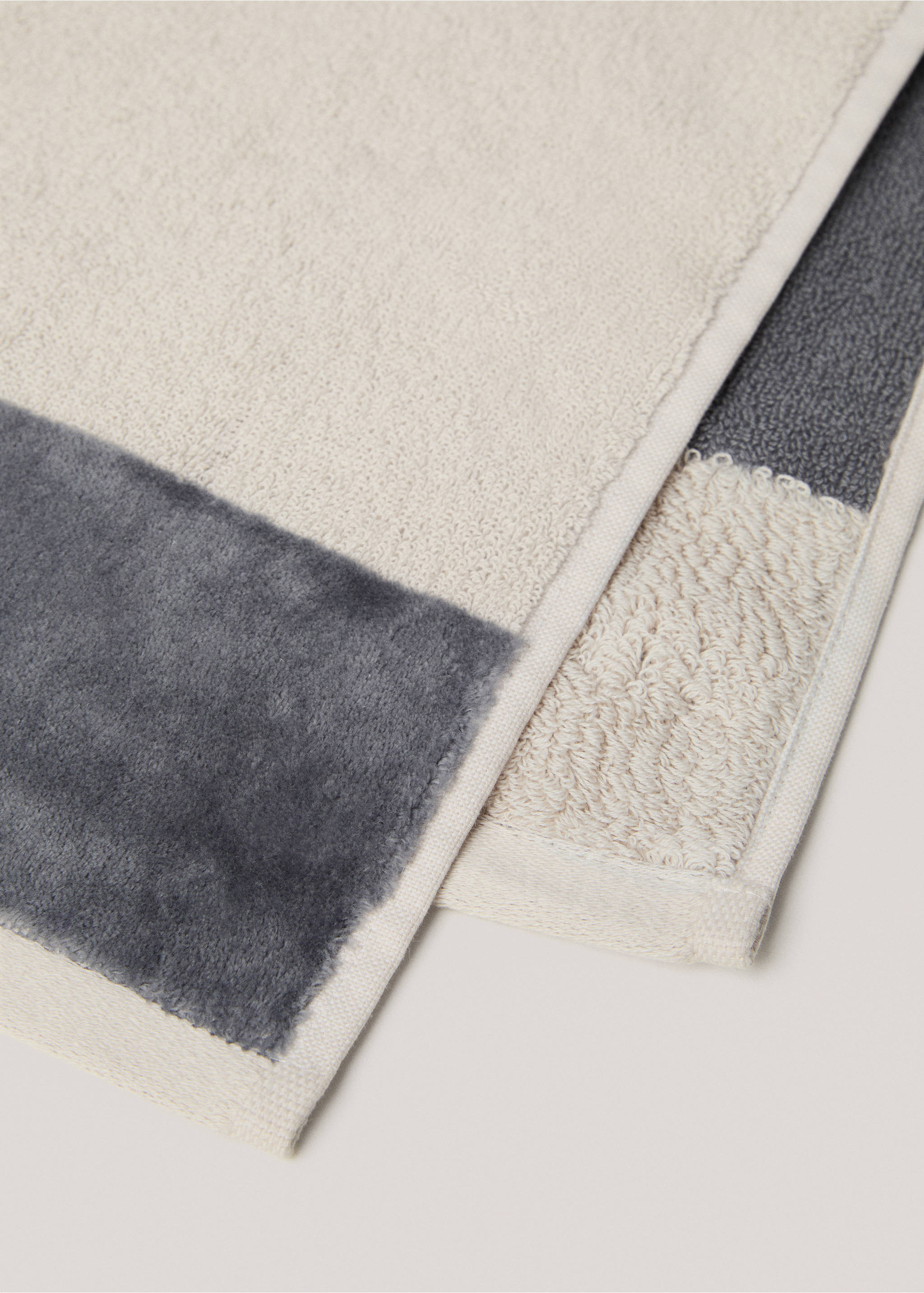 Handtuch aus 100 % Baumwolle mit Streifenmuster 50 x 90 cm - Detail des Artikels 1, Beige. Ref: 77007712-00.