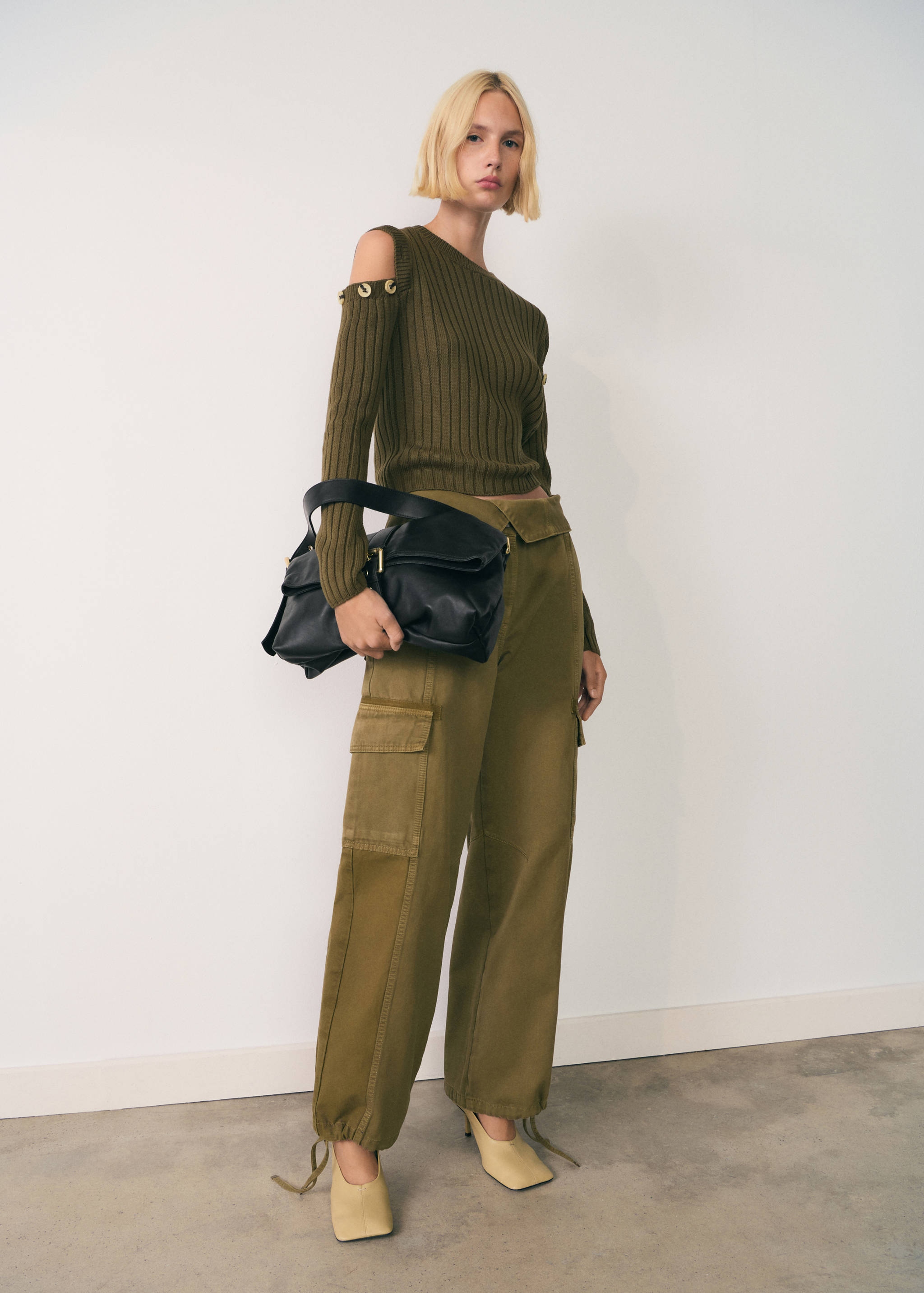 Sweater with shoulder buttons - General plane