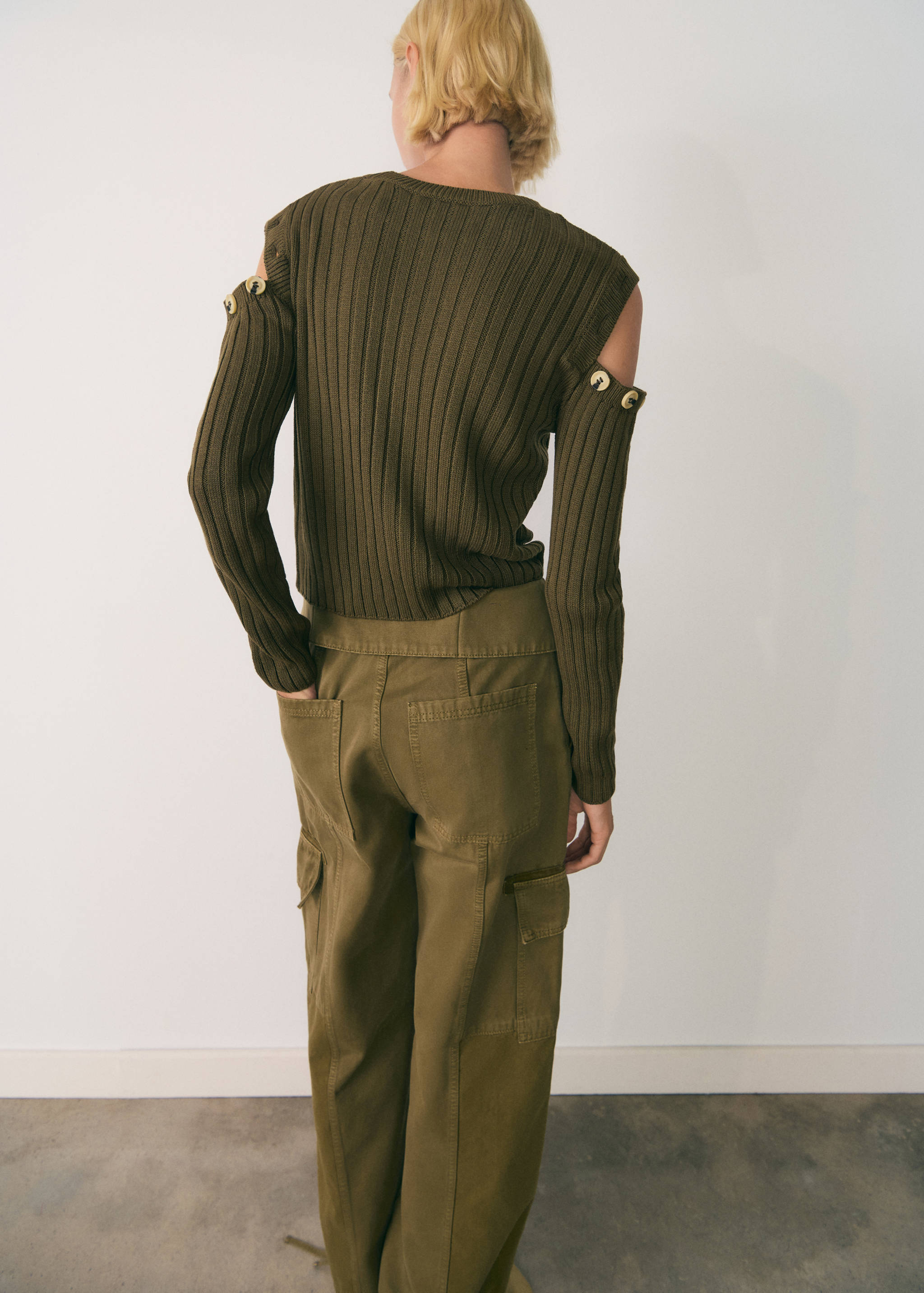 Sweater with shoulder buttons - Reverse of the article