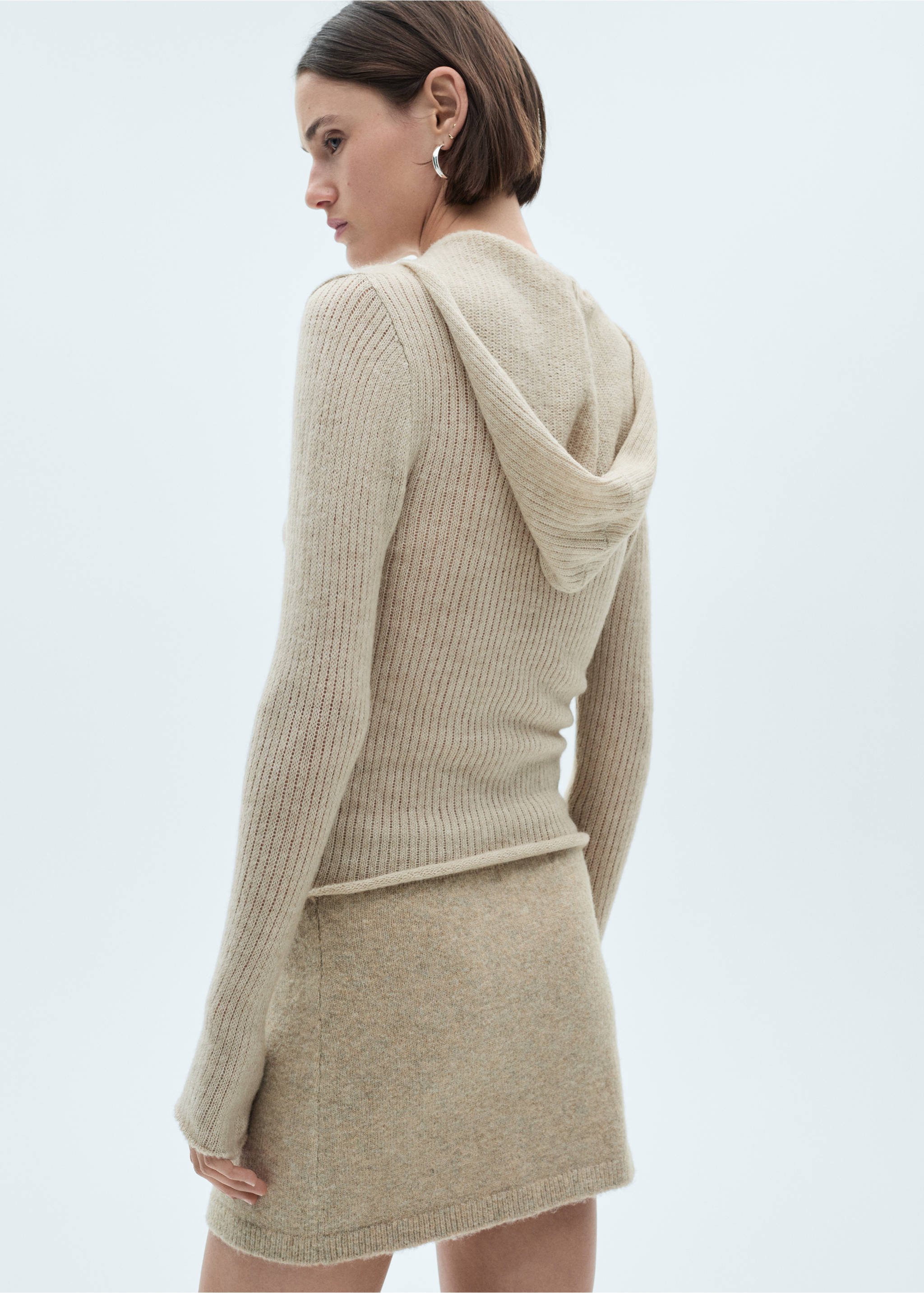 Ribbed hooded sweater - Reverse of the article, Sand. Ref: 77007718-00.