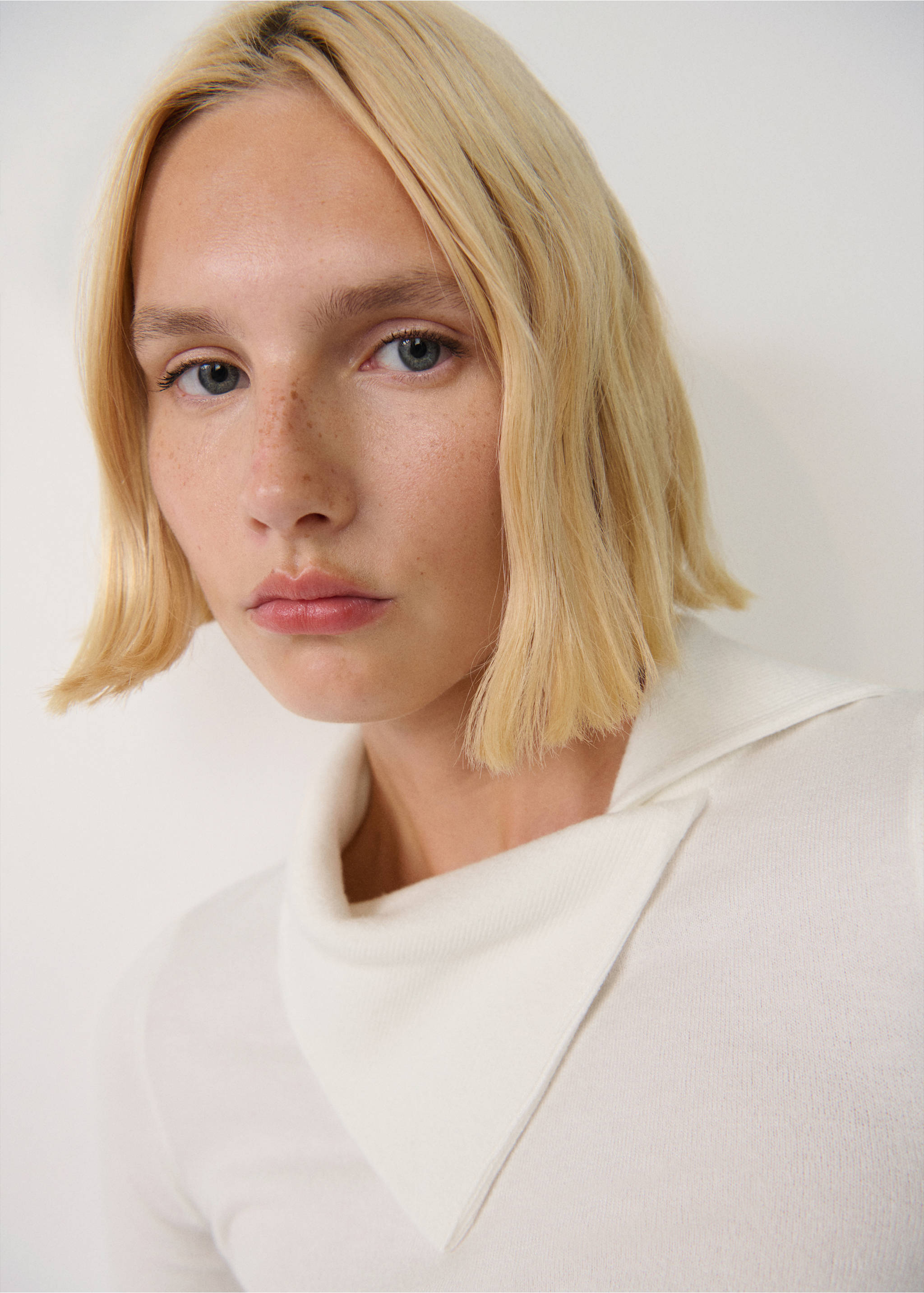 Pull-over maille col revers - Détail de l'article 1, Blanc. Ref: 77007721-00.