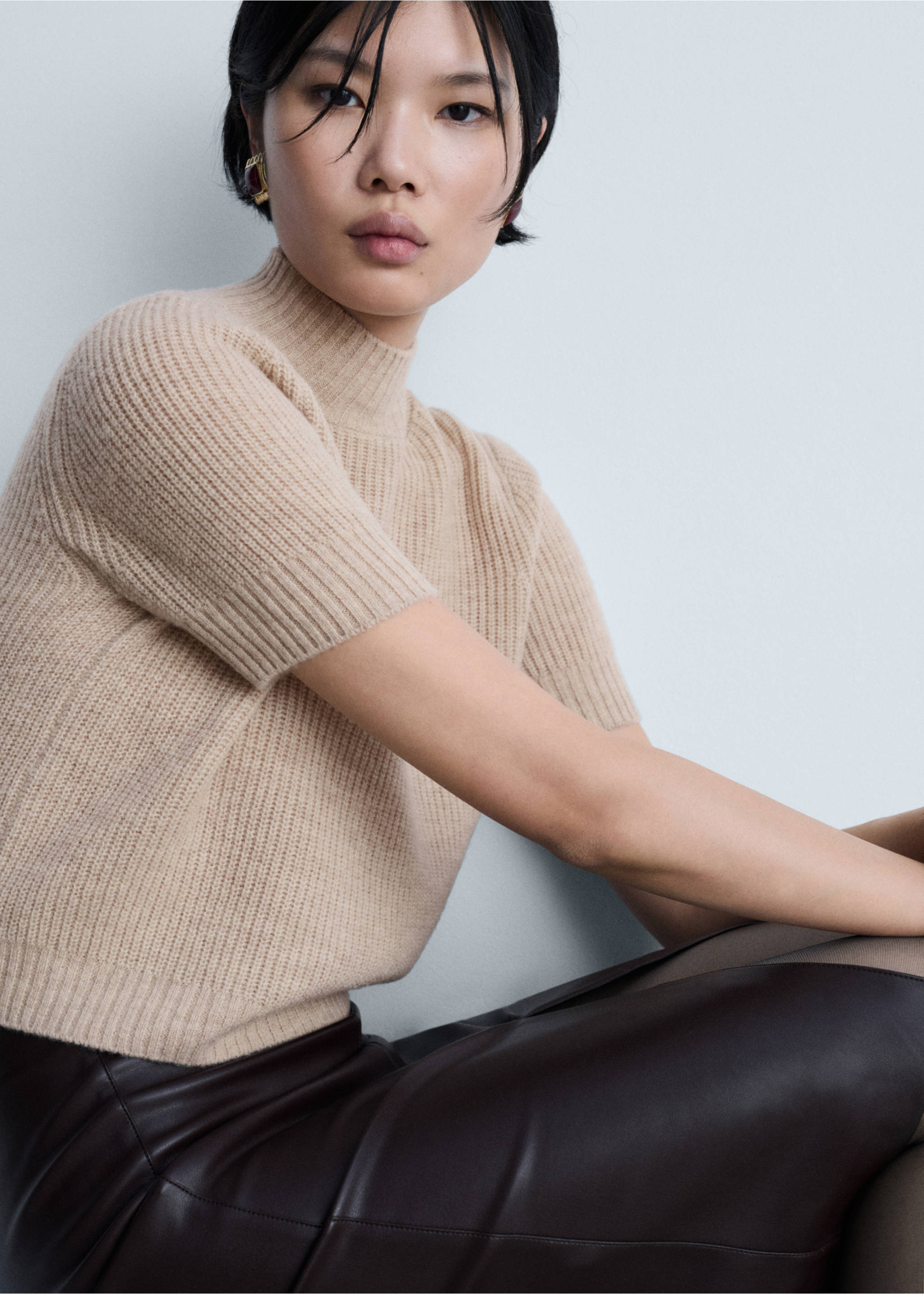Short-sleeved wool sweater - Details of the article 2, Light/Pastel Grey. Ref: 77007723-00.