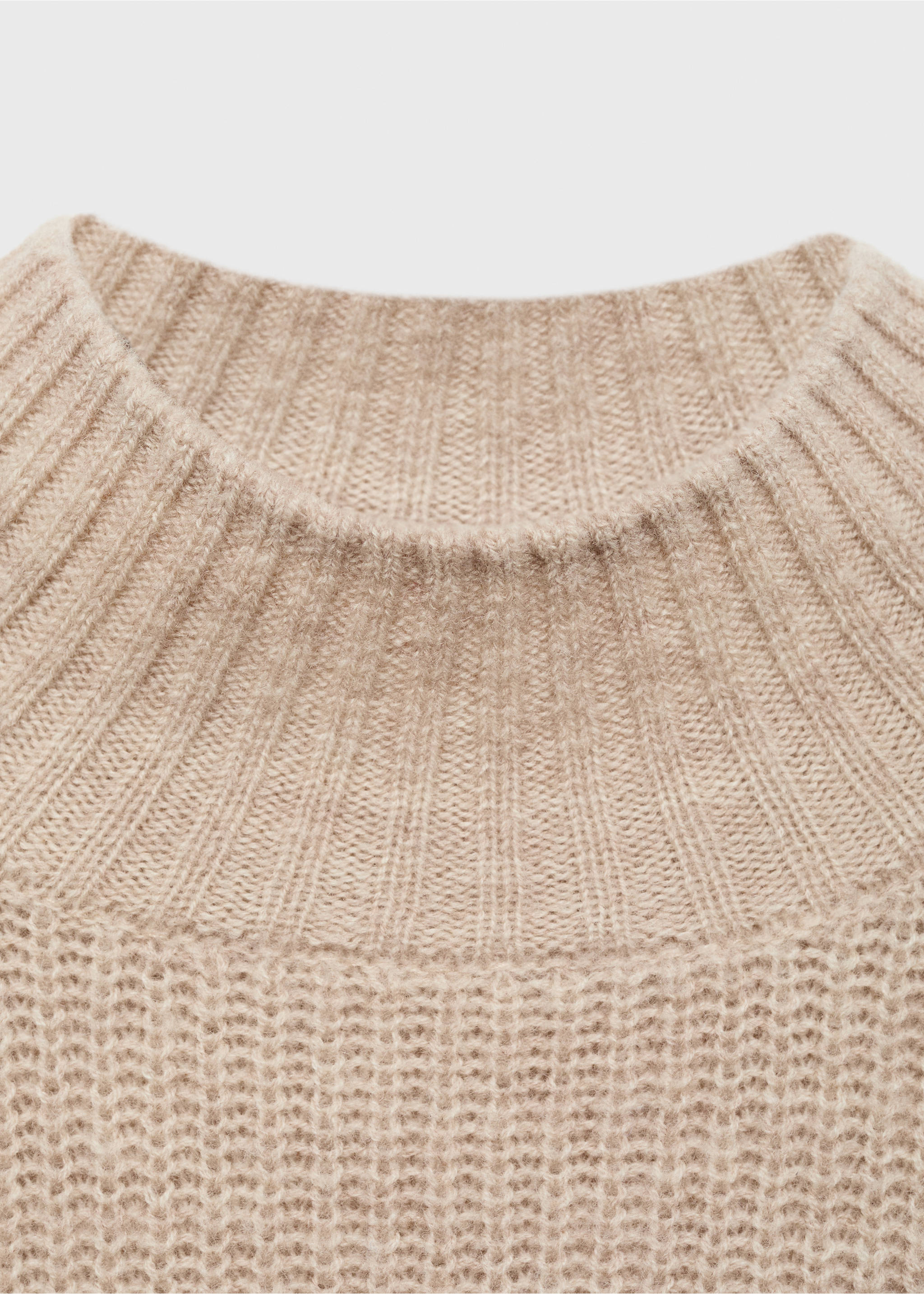 Short-sleeved wool sweater - Details of the article 8, Light/Pastel Grey. Ref: 77007723-00.