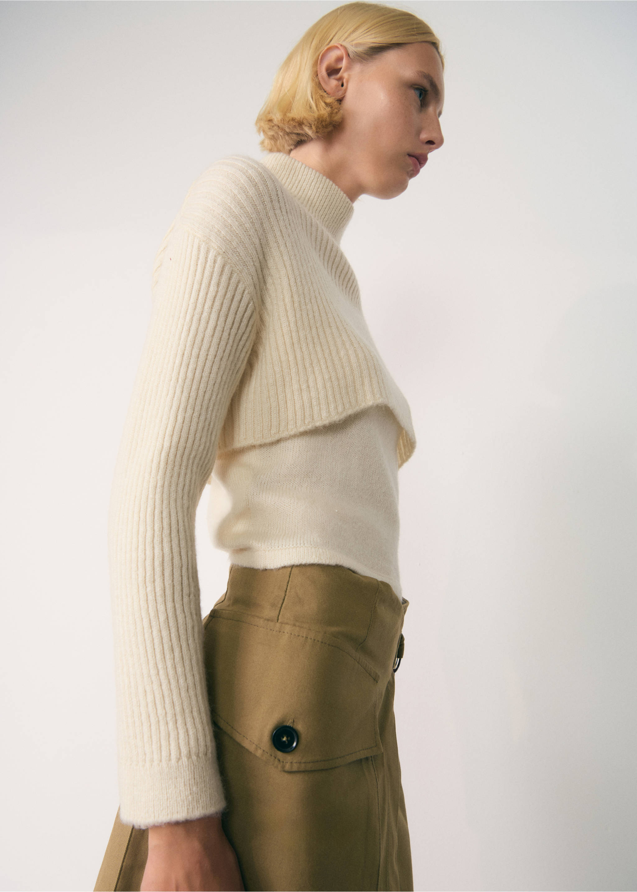 Combined high collar sweater - Details of the article 2, Ecru. Ref: 77007729-00.