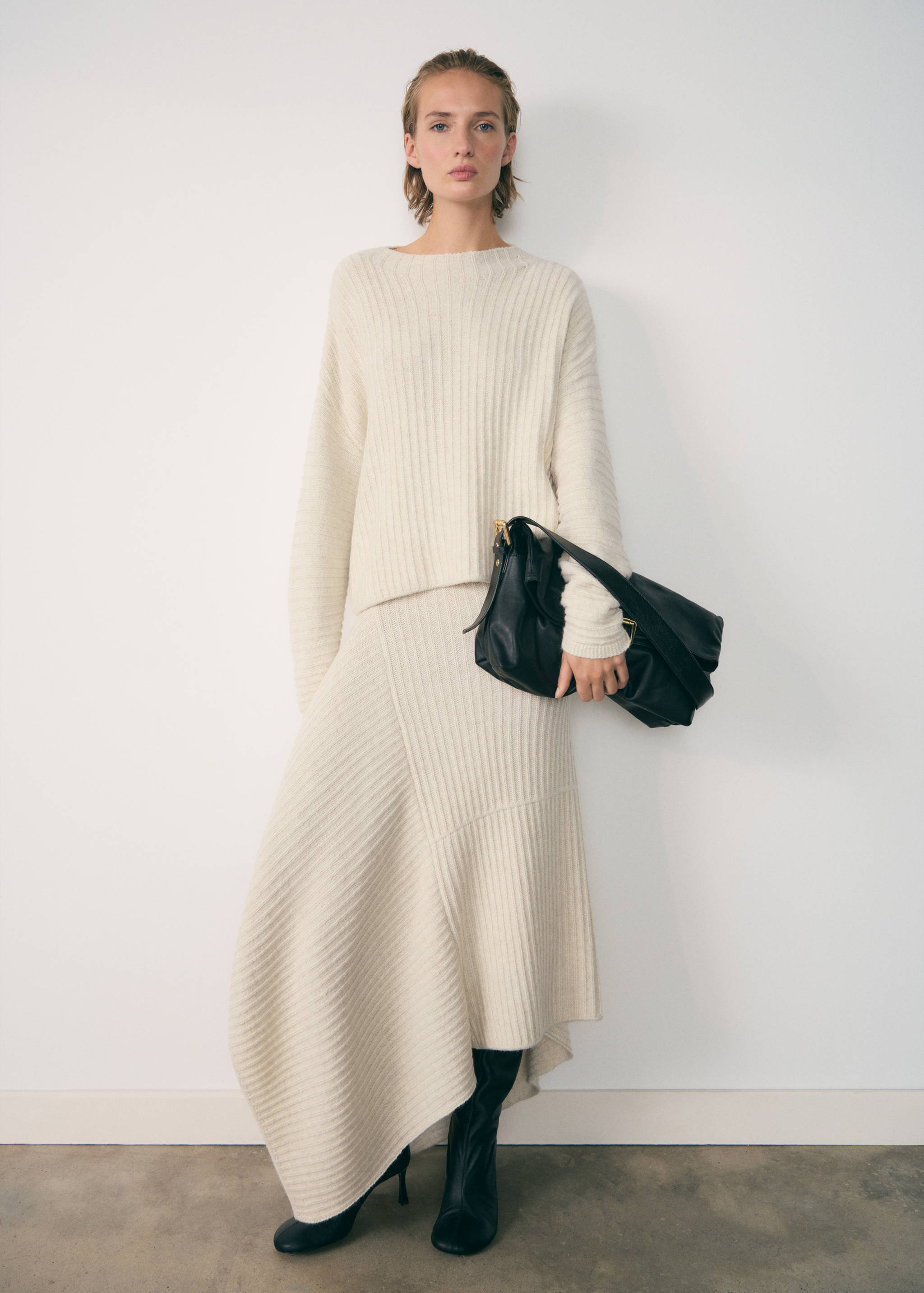 Perkins-neck sweater with seams - General plane