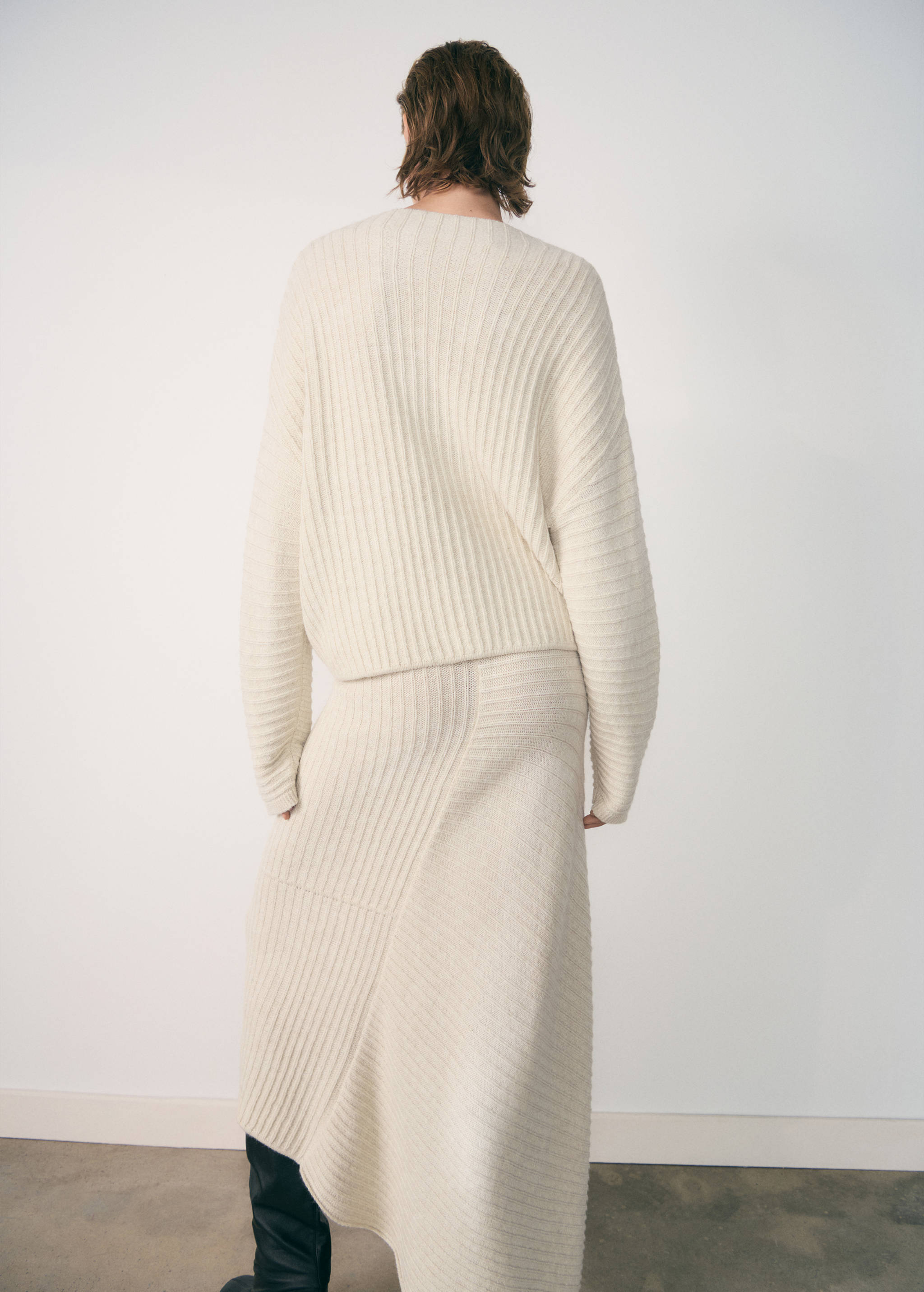 Perkins-neck sweater with seams - Reverse of the article