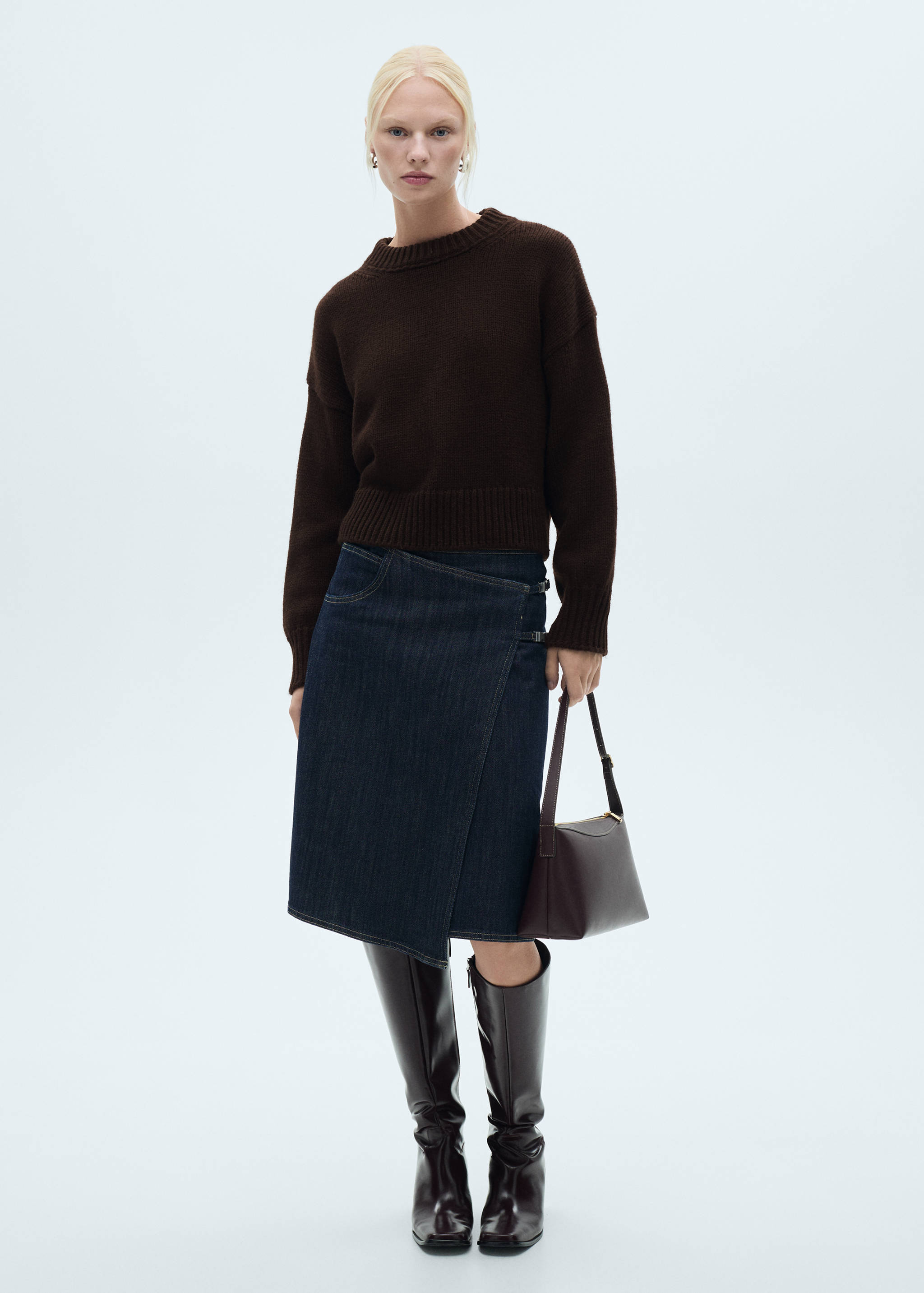 Round-neck knitted sweater - General plane