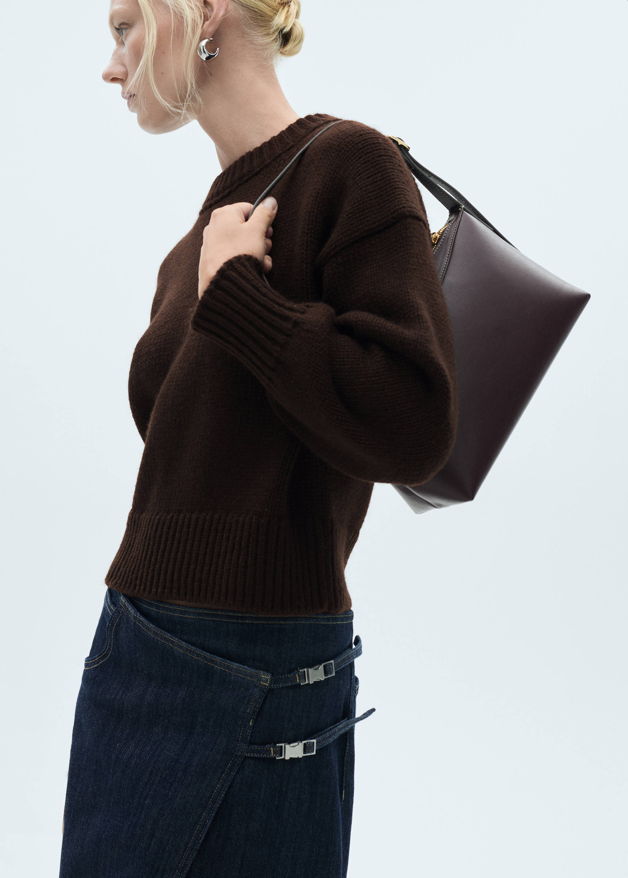 Round-neck knitted sweater - Medium plane